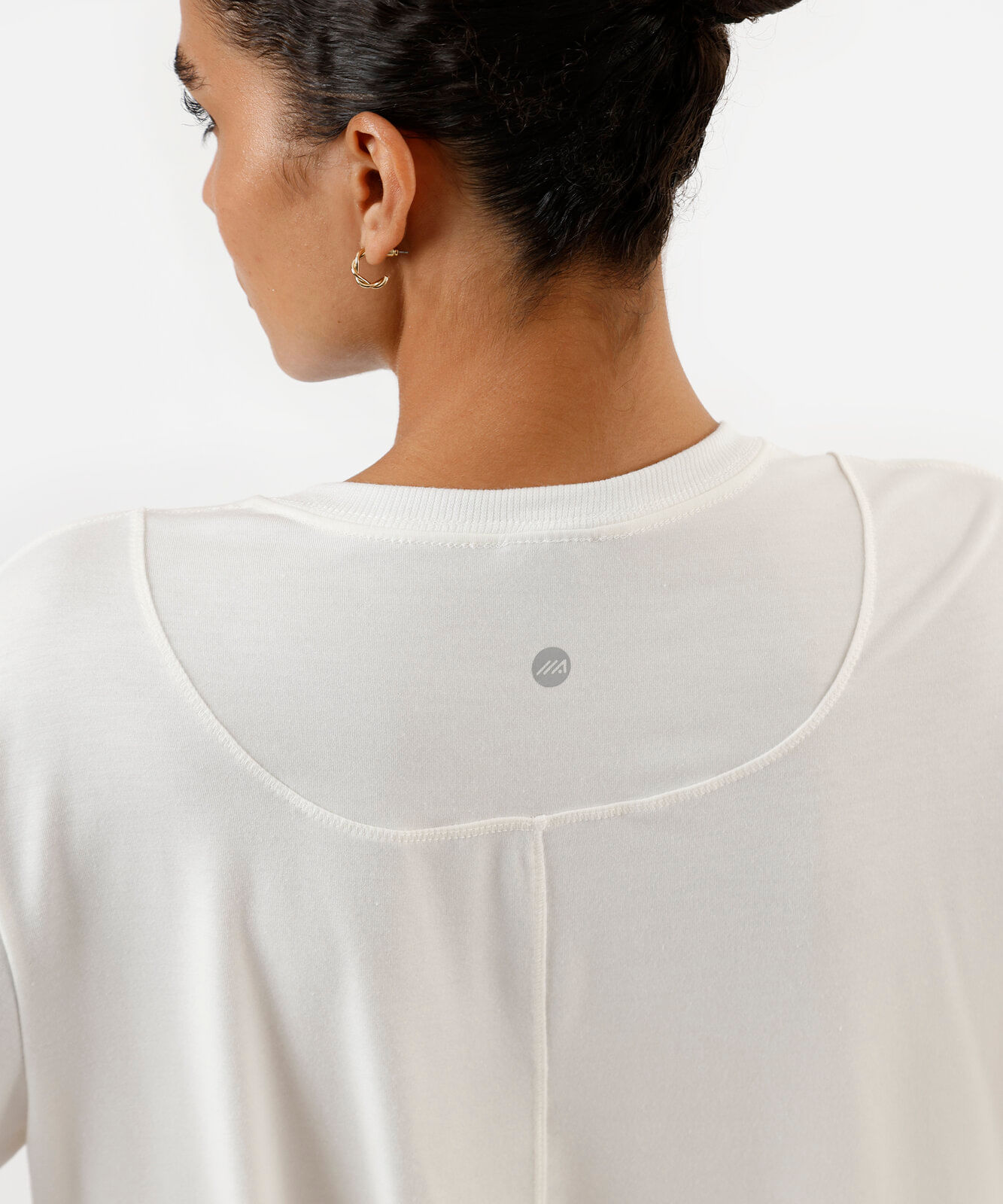 camiseta esportiva box fit feminina cropped  off white