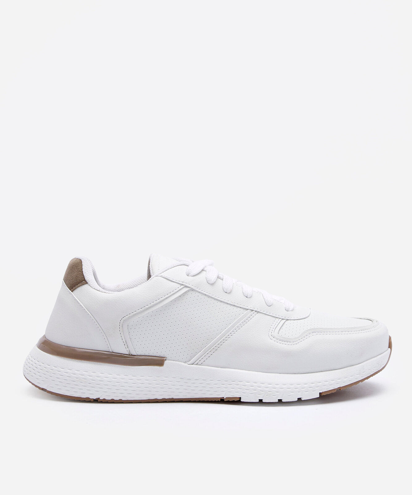 tênis esportivo com recortes branco