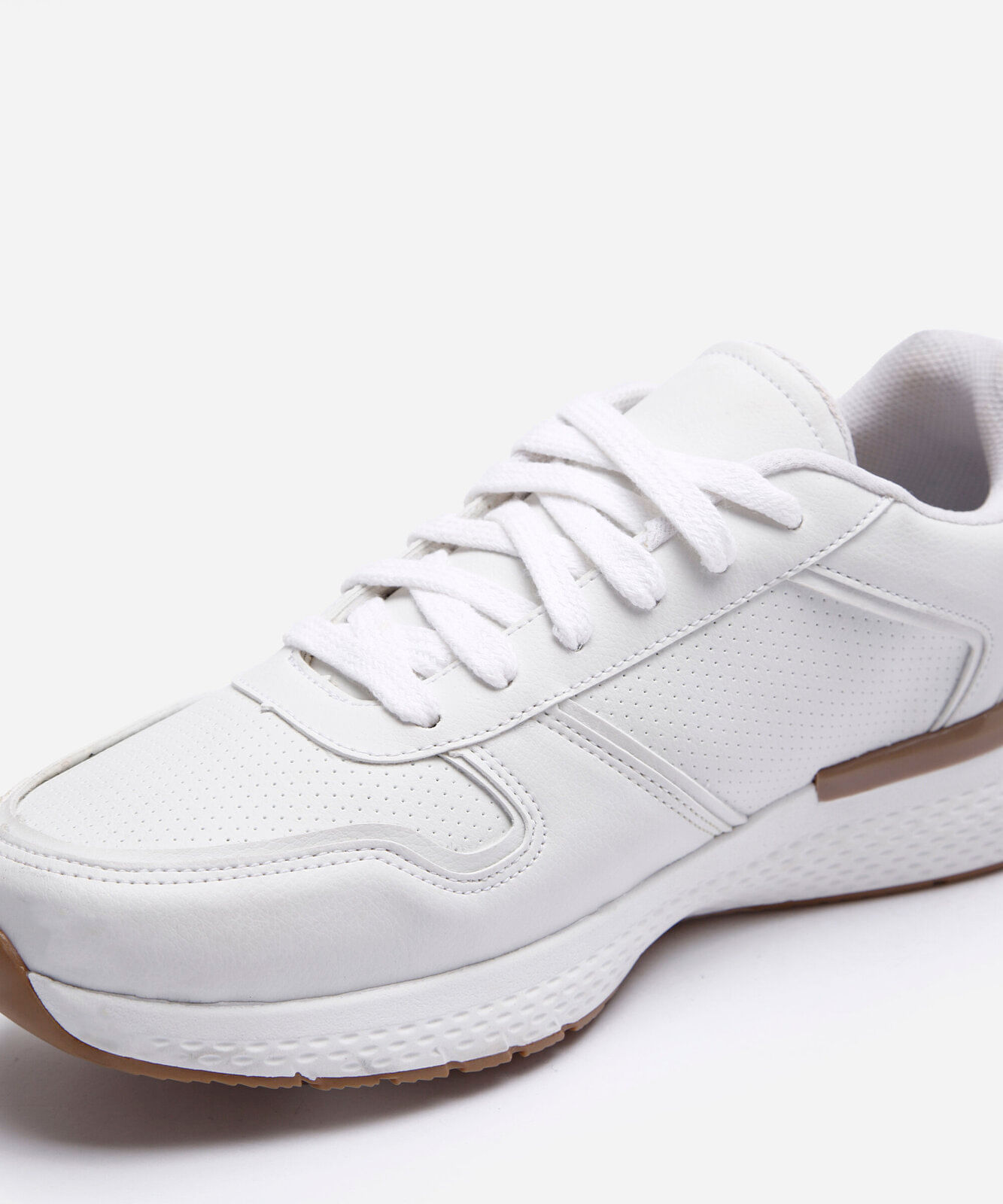 tênis esportivo com recortes branco