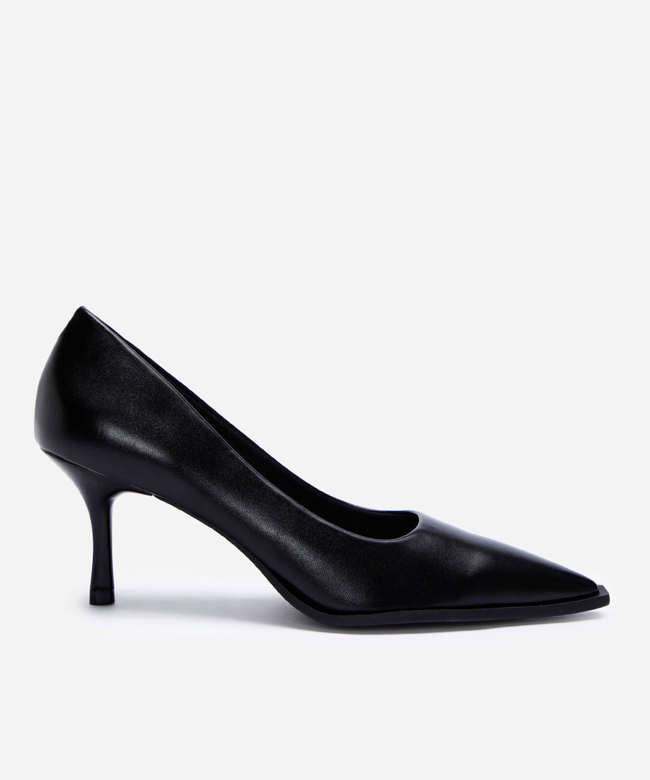 scarpin bico fino salto fino preto