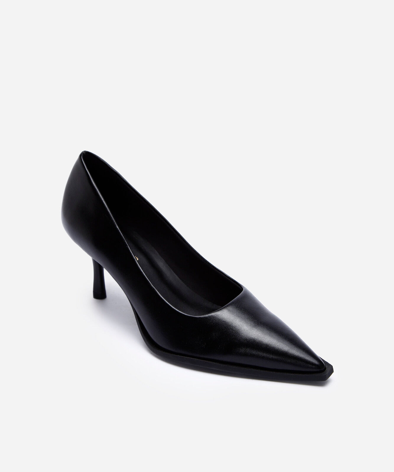 scarpin bico fino salto fino preto