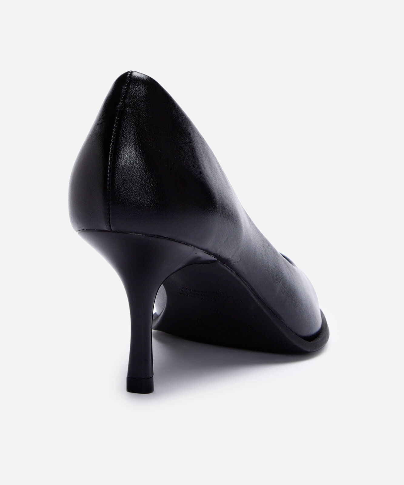 scarpin bico fino salto fino preto