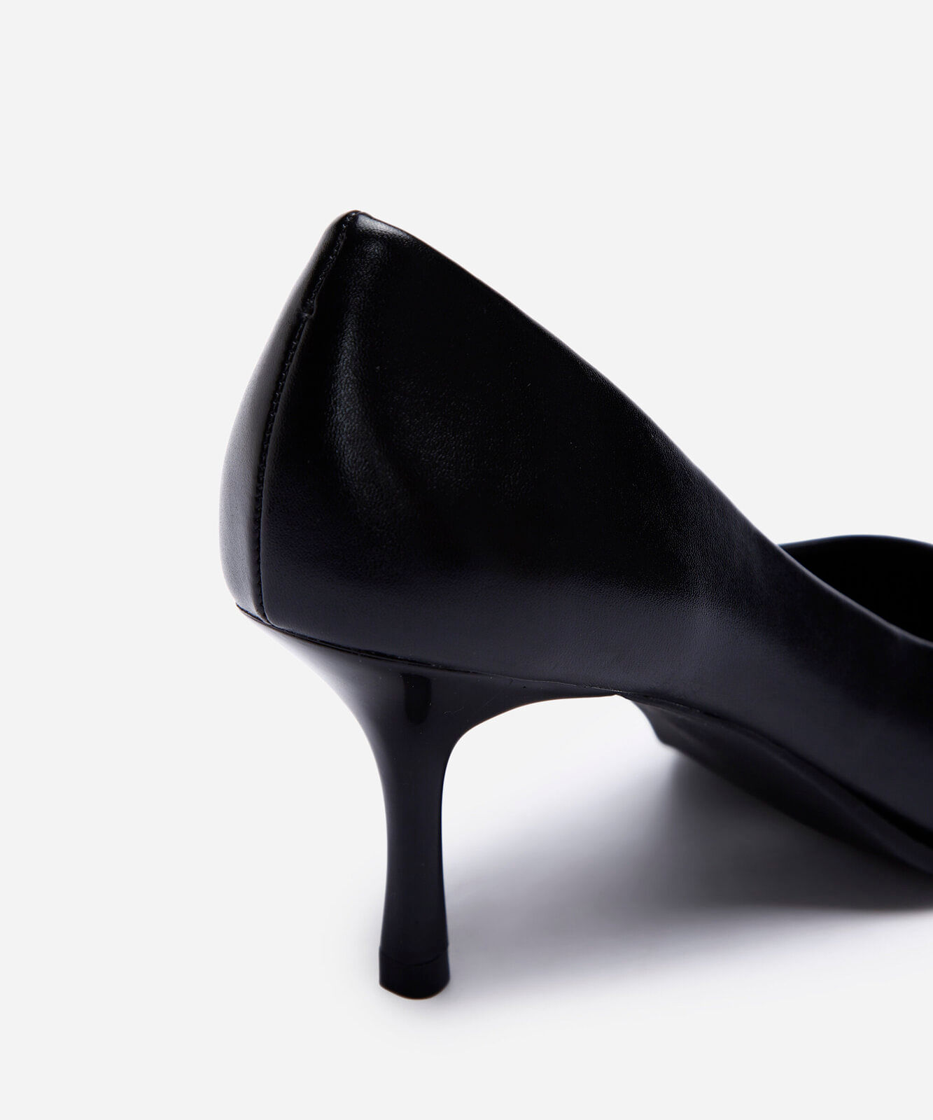 scarpin bico fino salto fino preto
