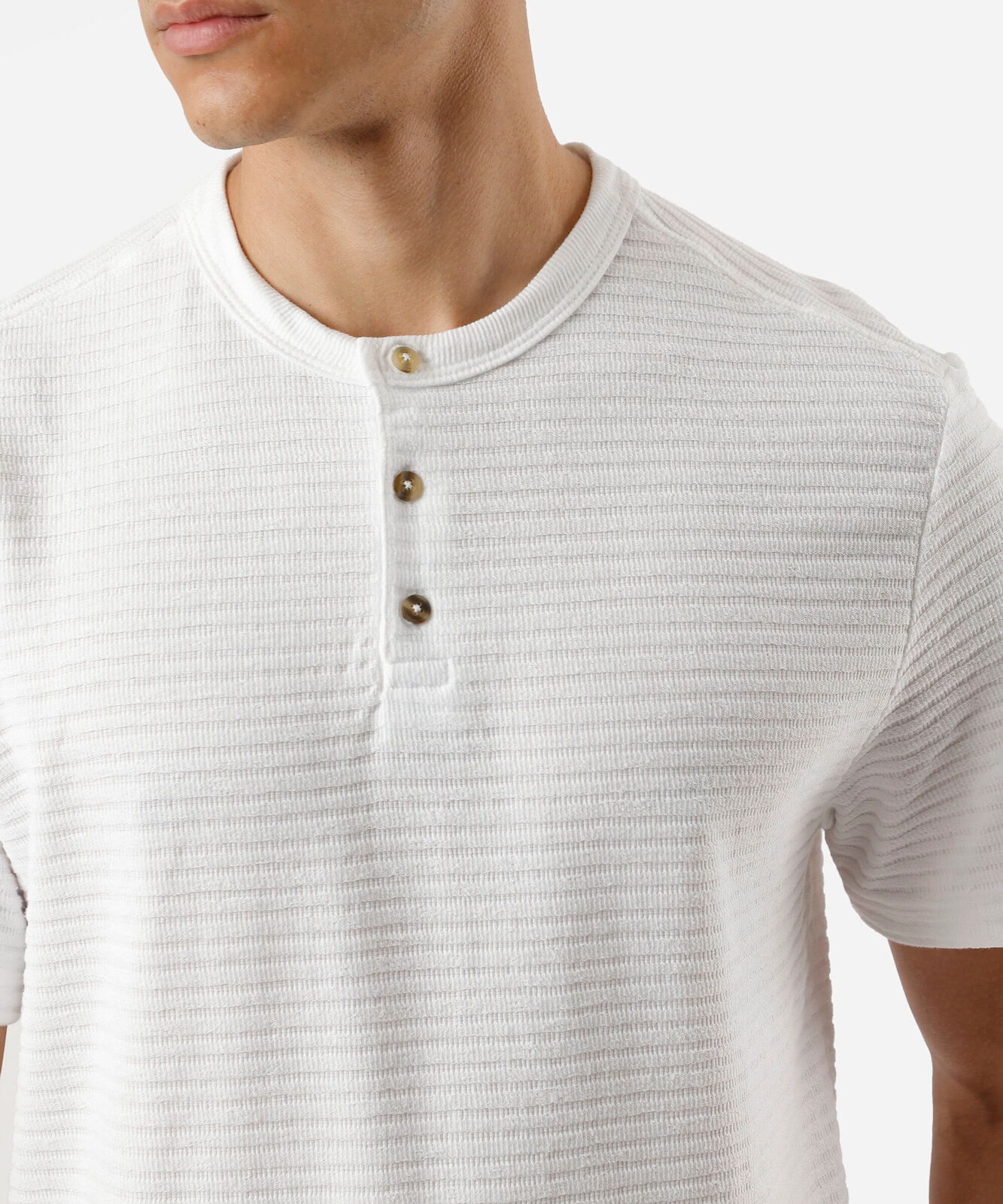 camiseta masculina com algodão gola portuguesa texturizada  off white