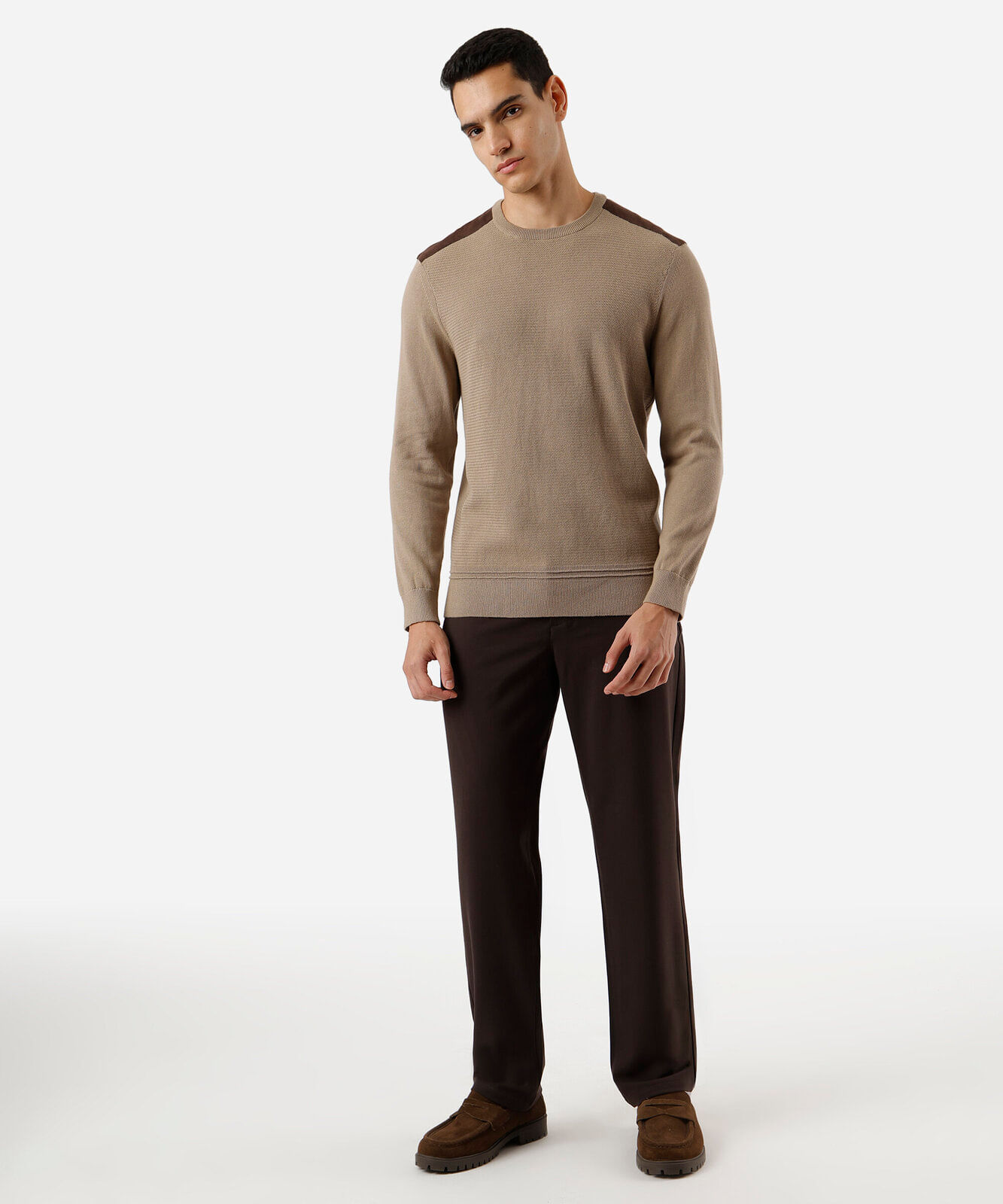 suéter masculino de tricot com recorte de suede bege