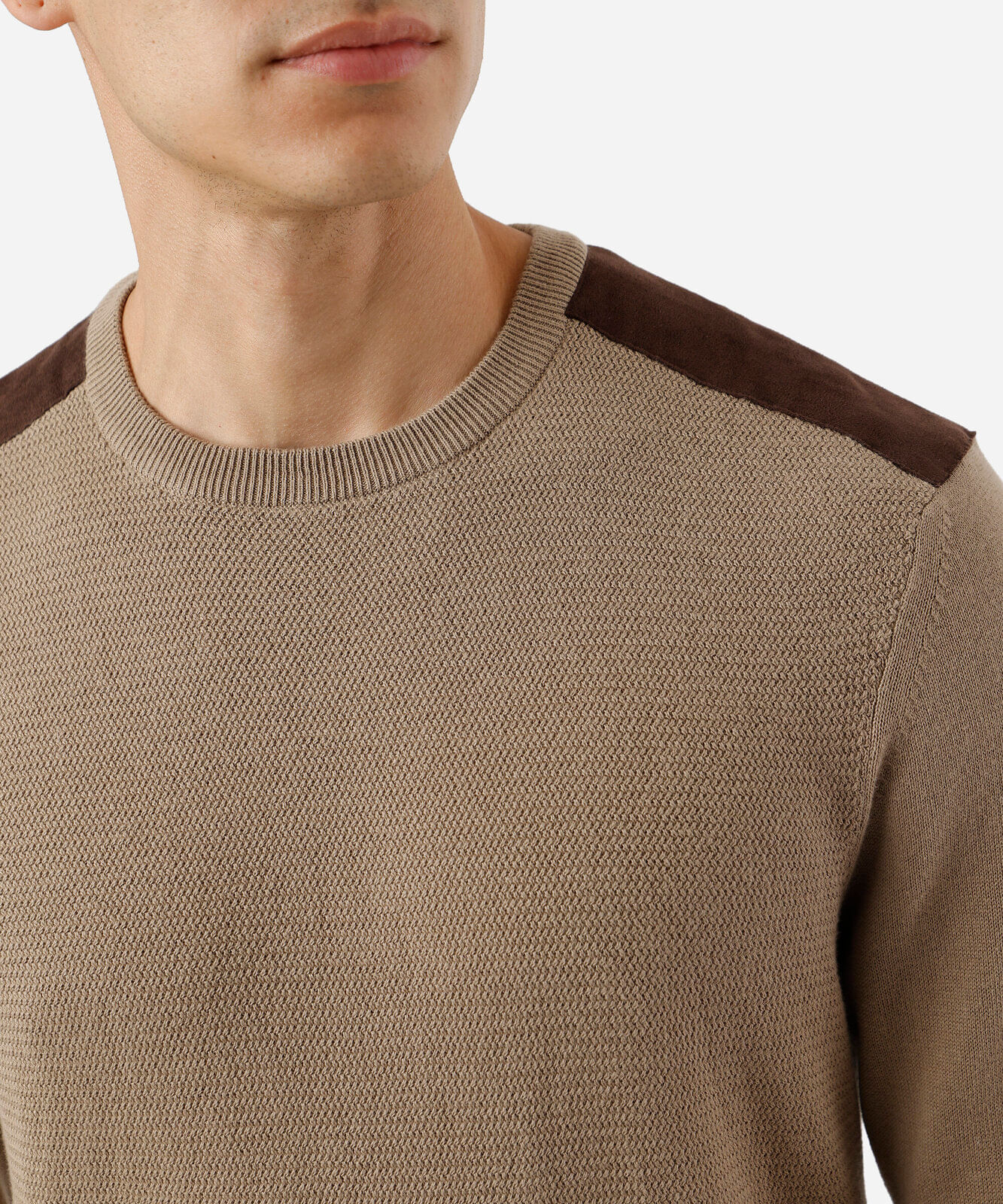 suéter masculino de tricot com recorte de suede bege