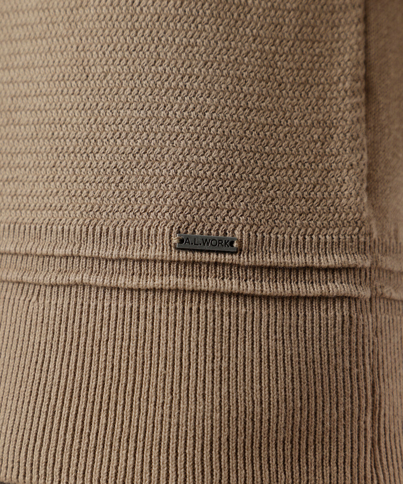 suéter masculino de tricot com recorte de suede bege