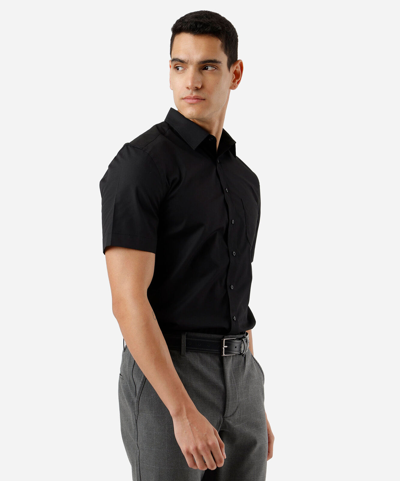 camisa manga curta com bolso preta