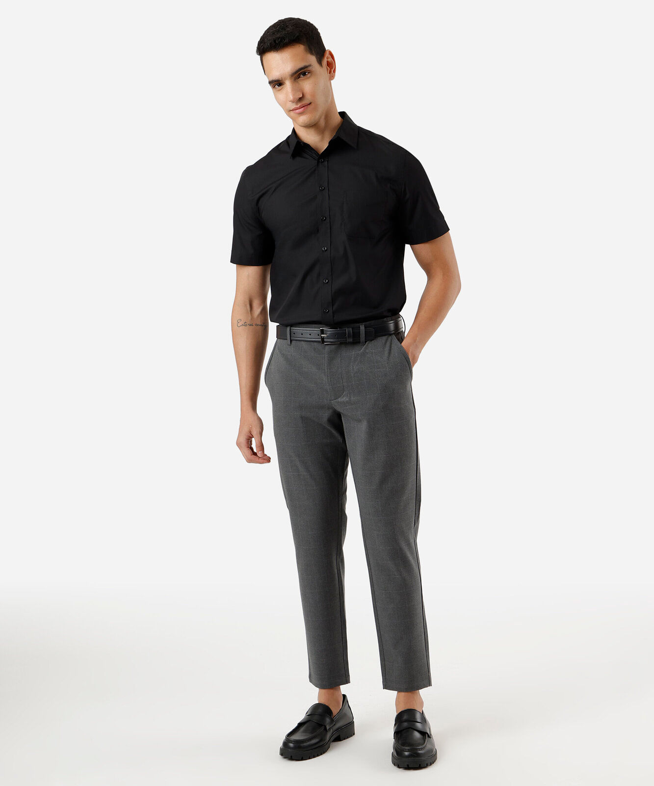 camisa manga curta com bolso preta