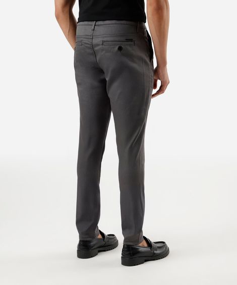 calça chino carrot de alfaiataria masculina cinza