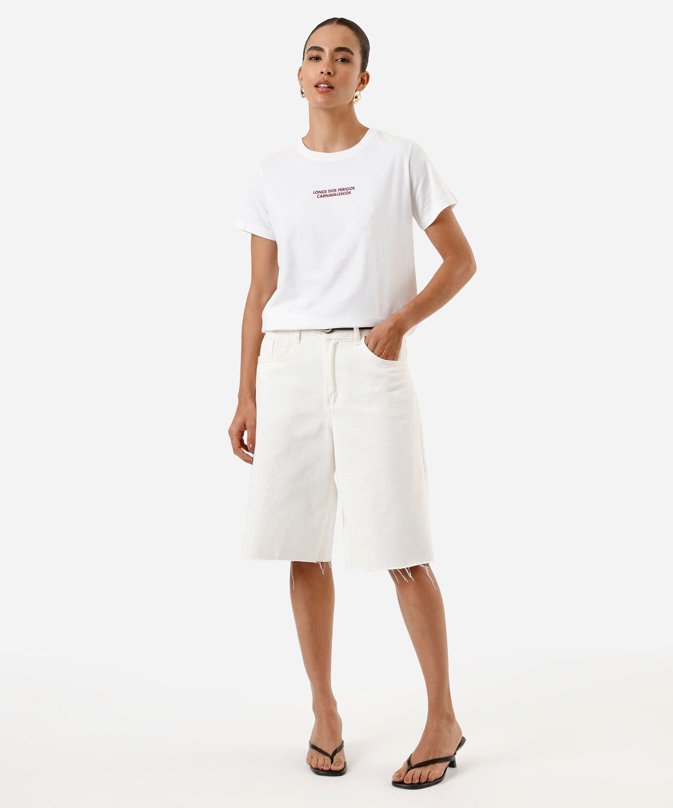 camiseta feminina de algodão longe dos perigos carnavalescos off white