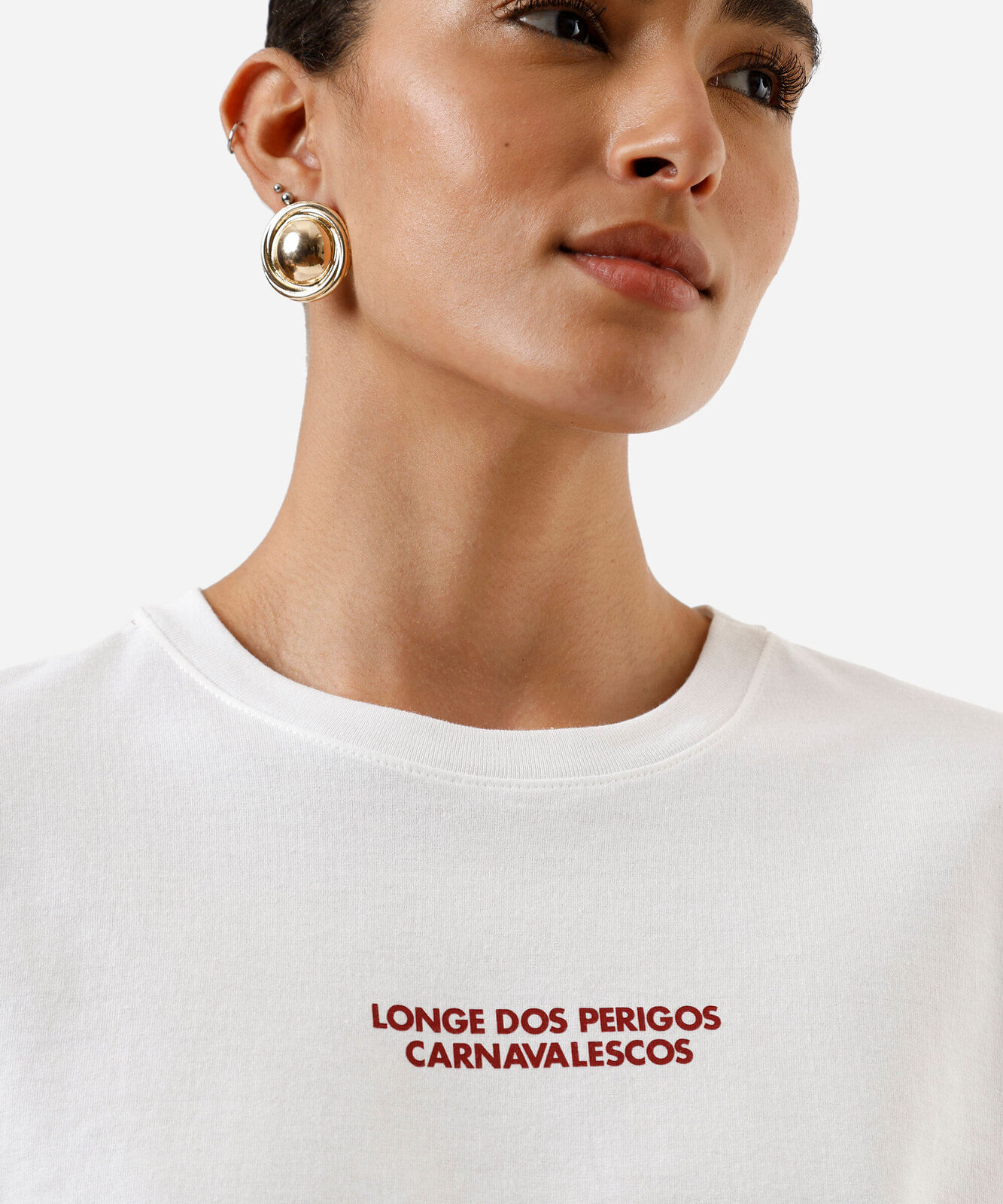 camiseta feminina de algodão longe dos perigos carnavalescos off white