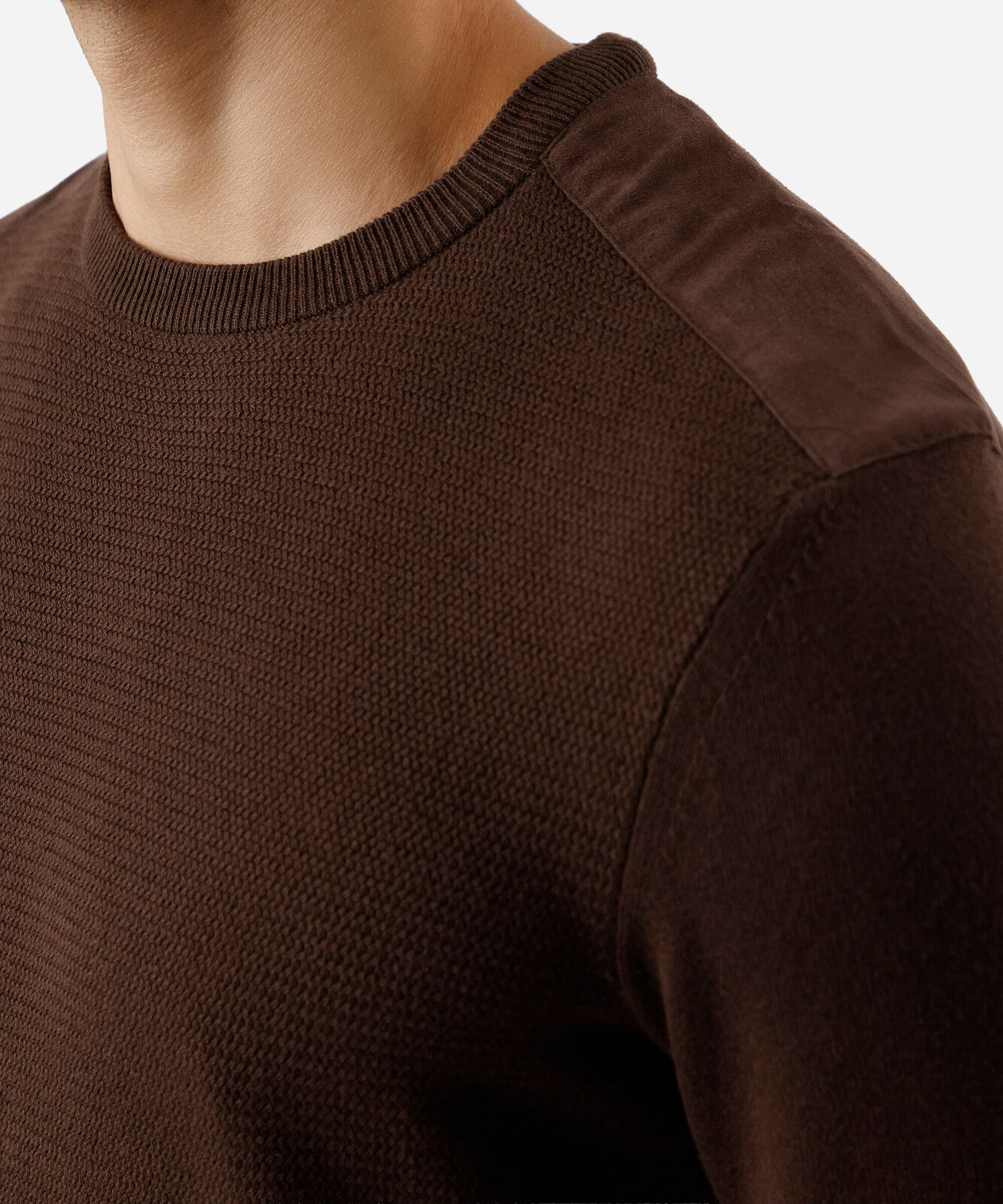 suéter masculino de tricot com recorte de suede marrom