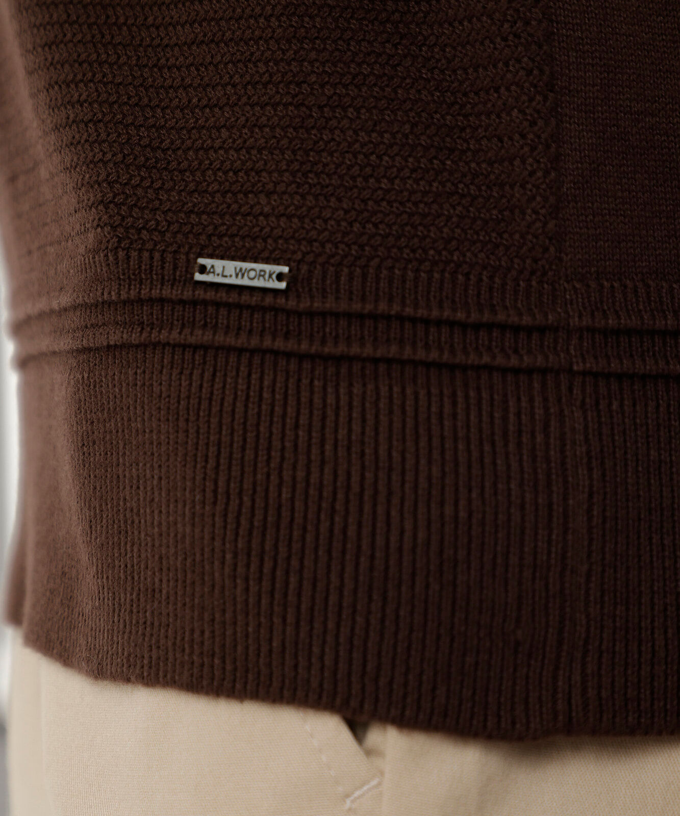suéter masculino de tricot com recorte de suede marrom