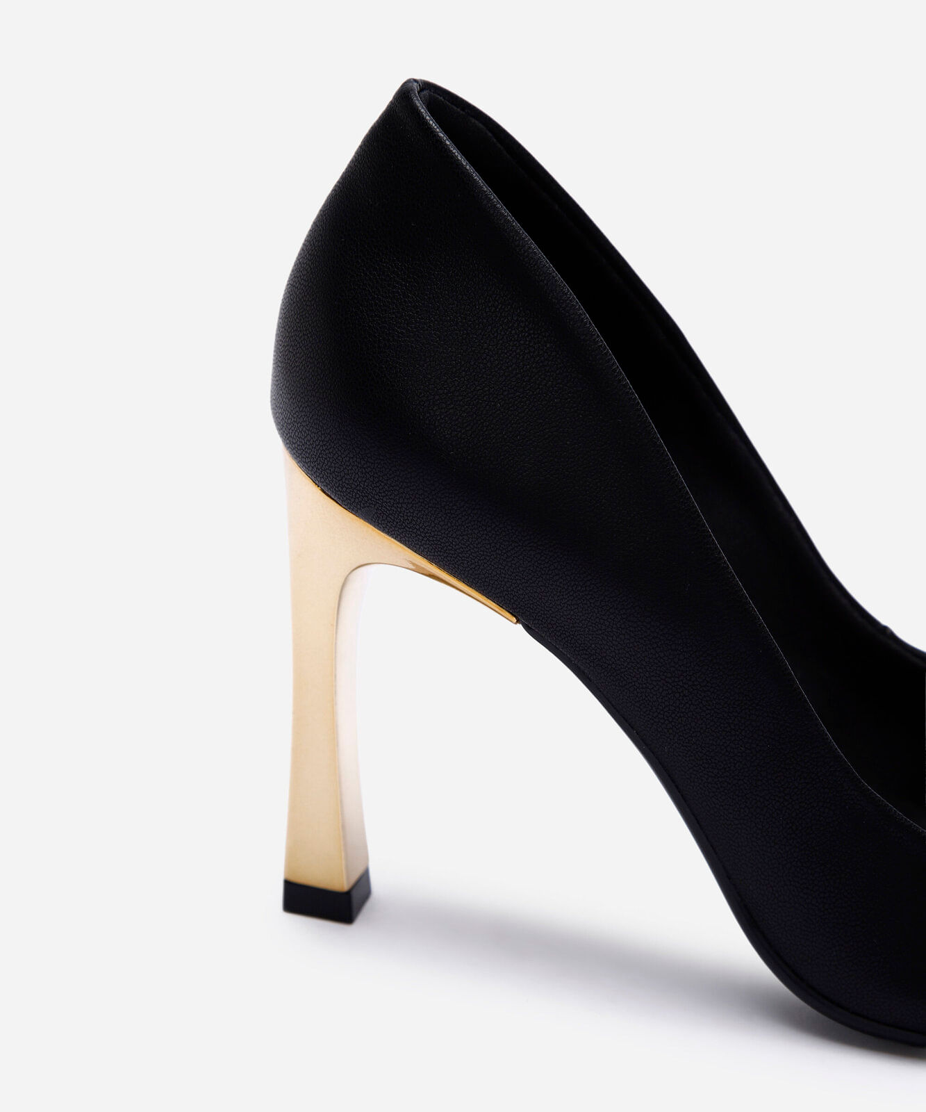 scarpin bico fino salto fino preto