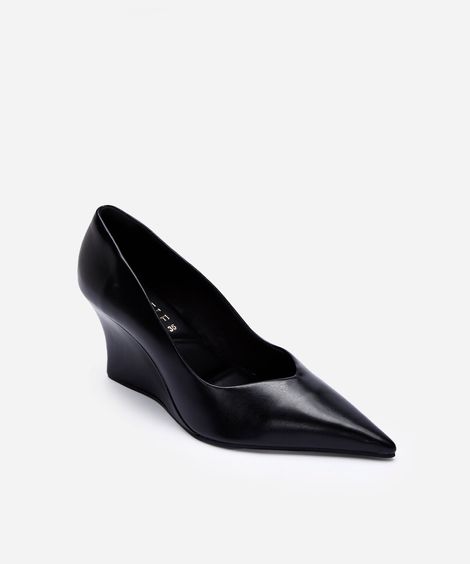 scarpin bico fino anabela preta