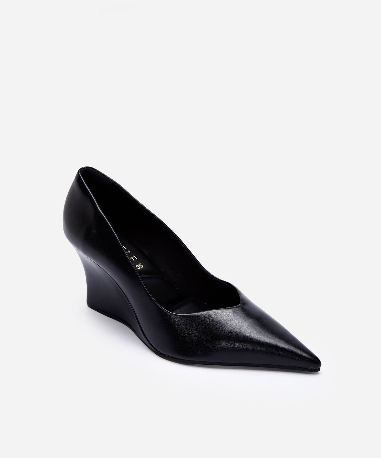 scarpin bico fino anabela preta