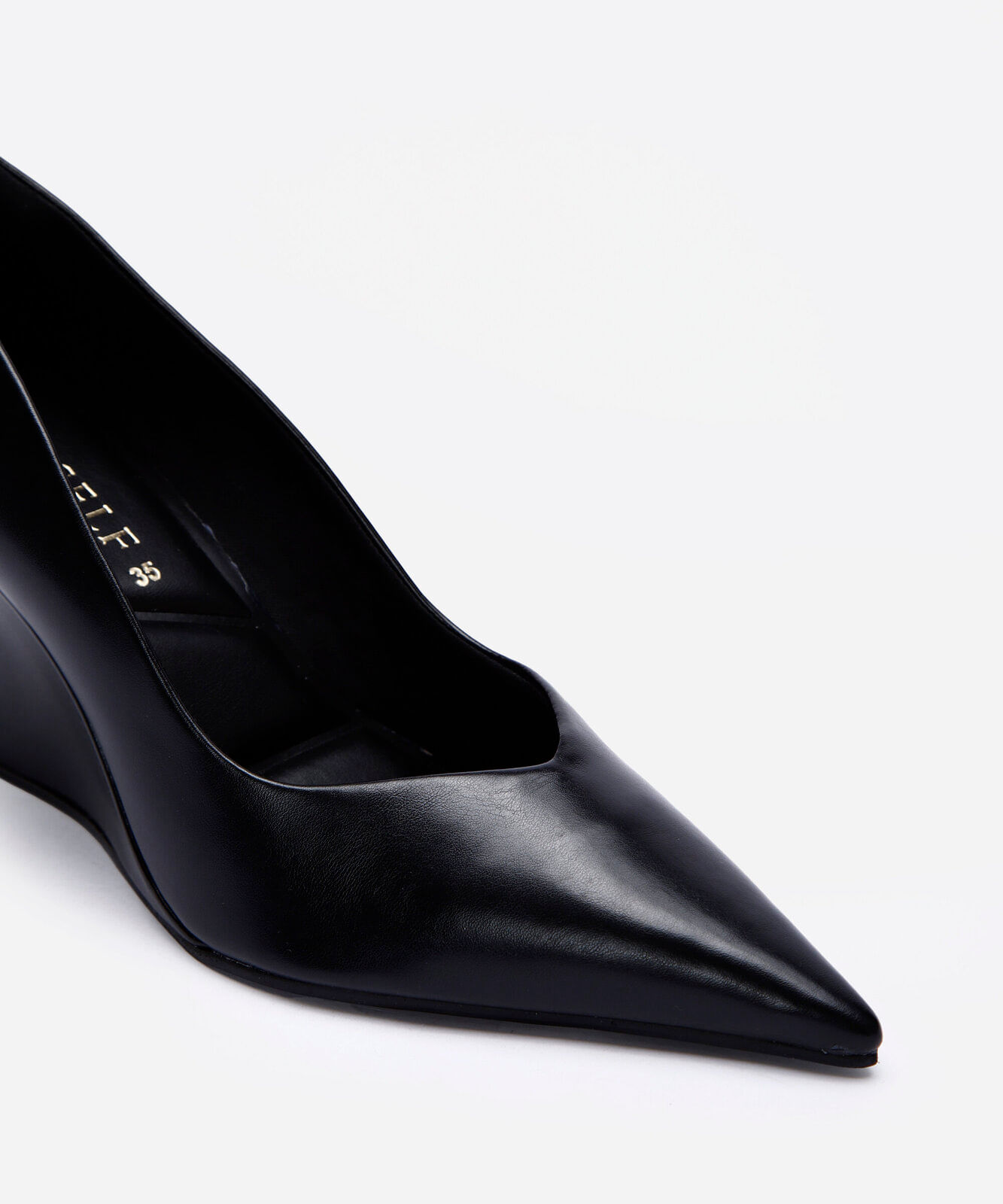 scarpin bico fino anabela preta