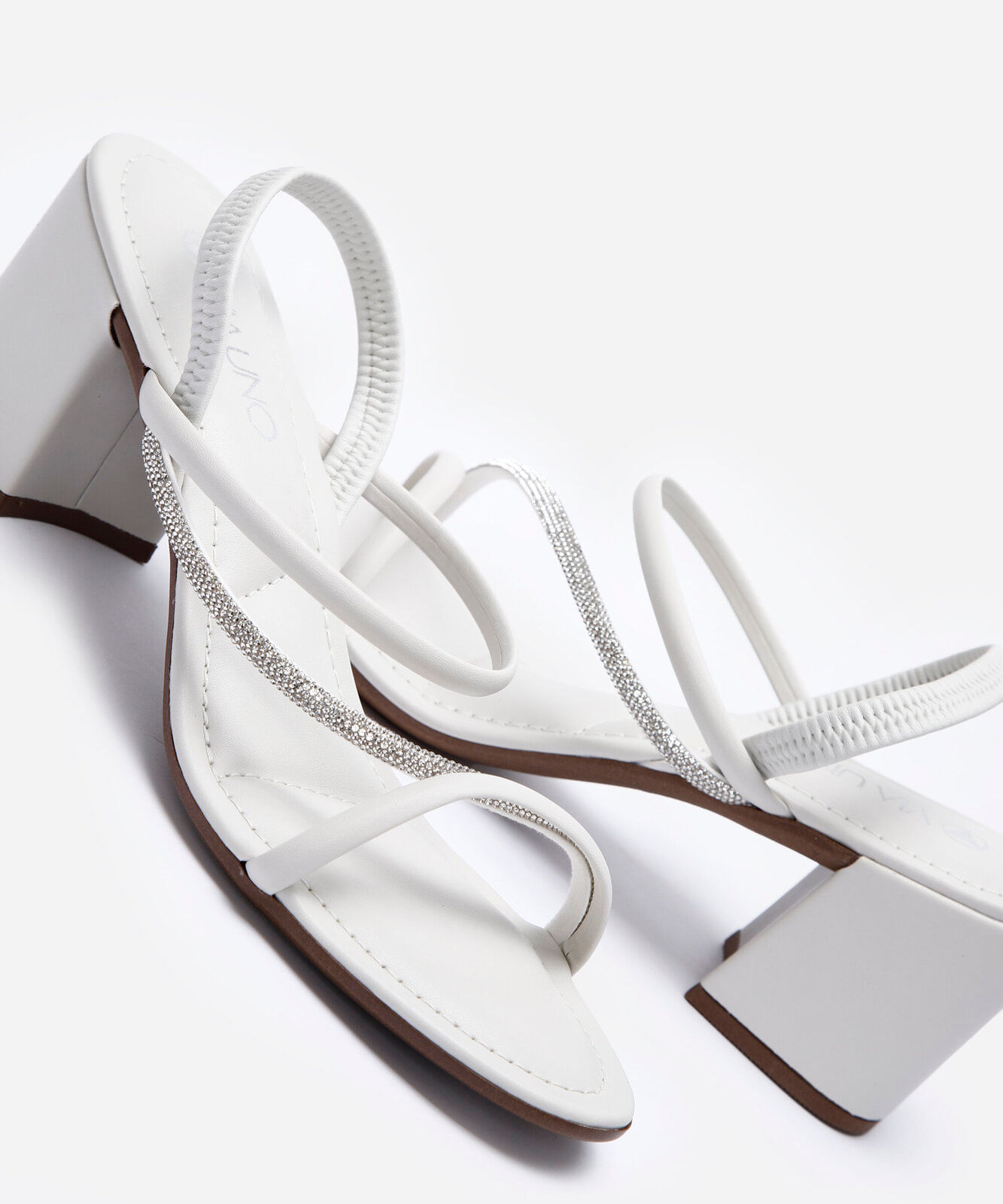 sandália tiras finas salto grosso com brilhos via uno off white
