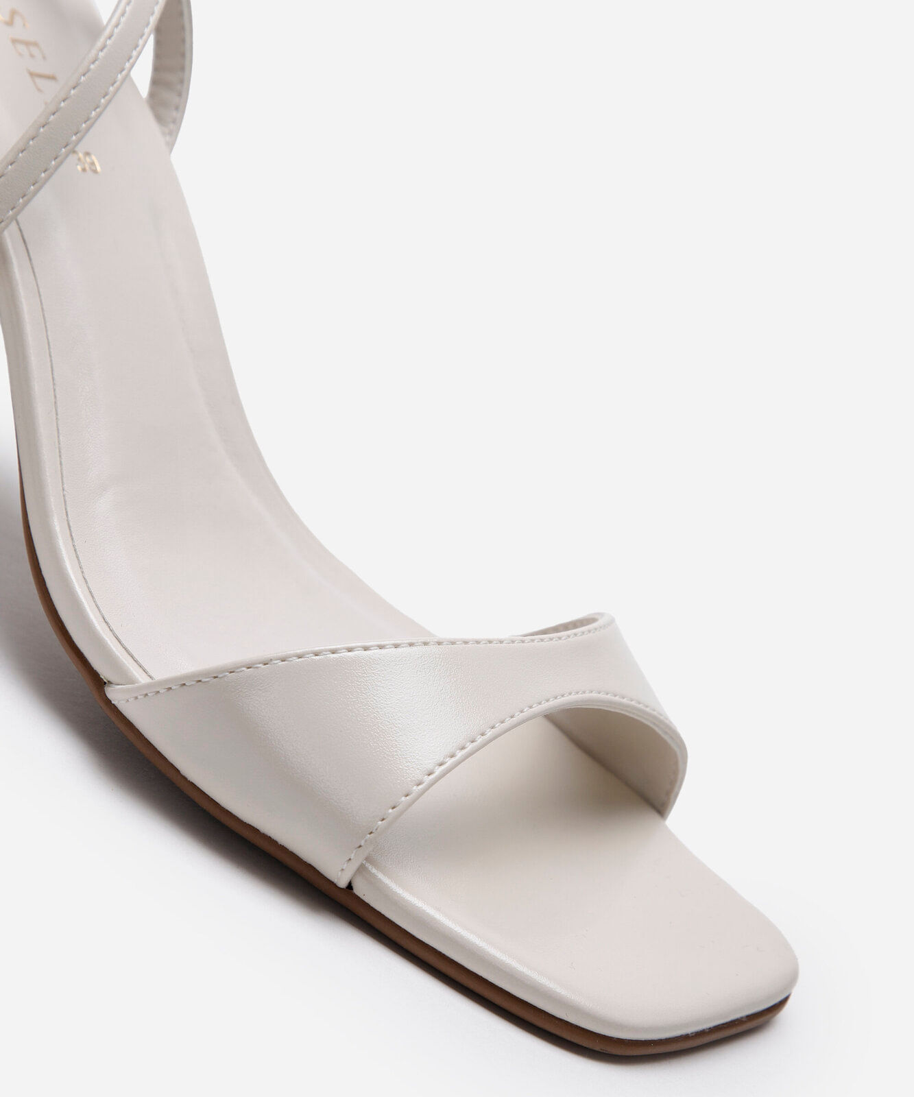 sandália bico quadrado salto fino oneself off white