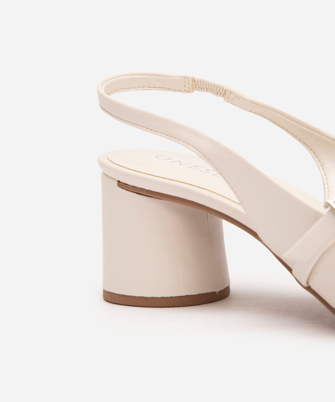 scarpin salto baixo com fivela oneself off white