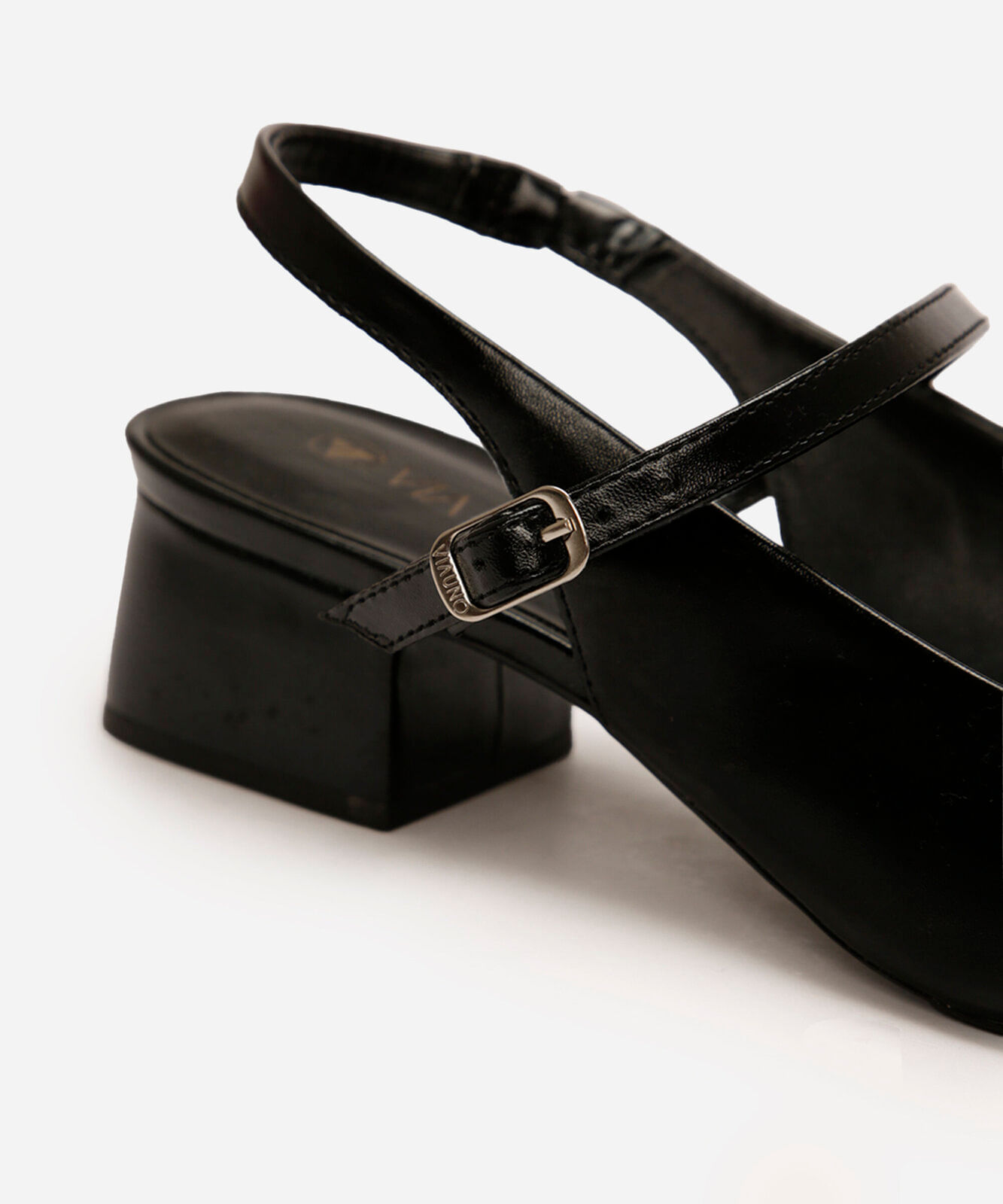 scarpin salto bloco bico quadrado via uno preto