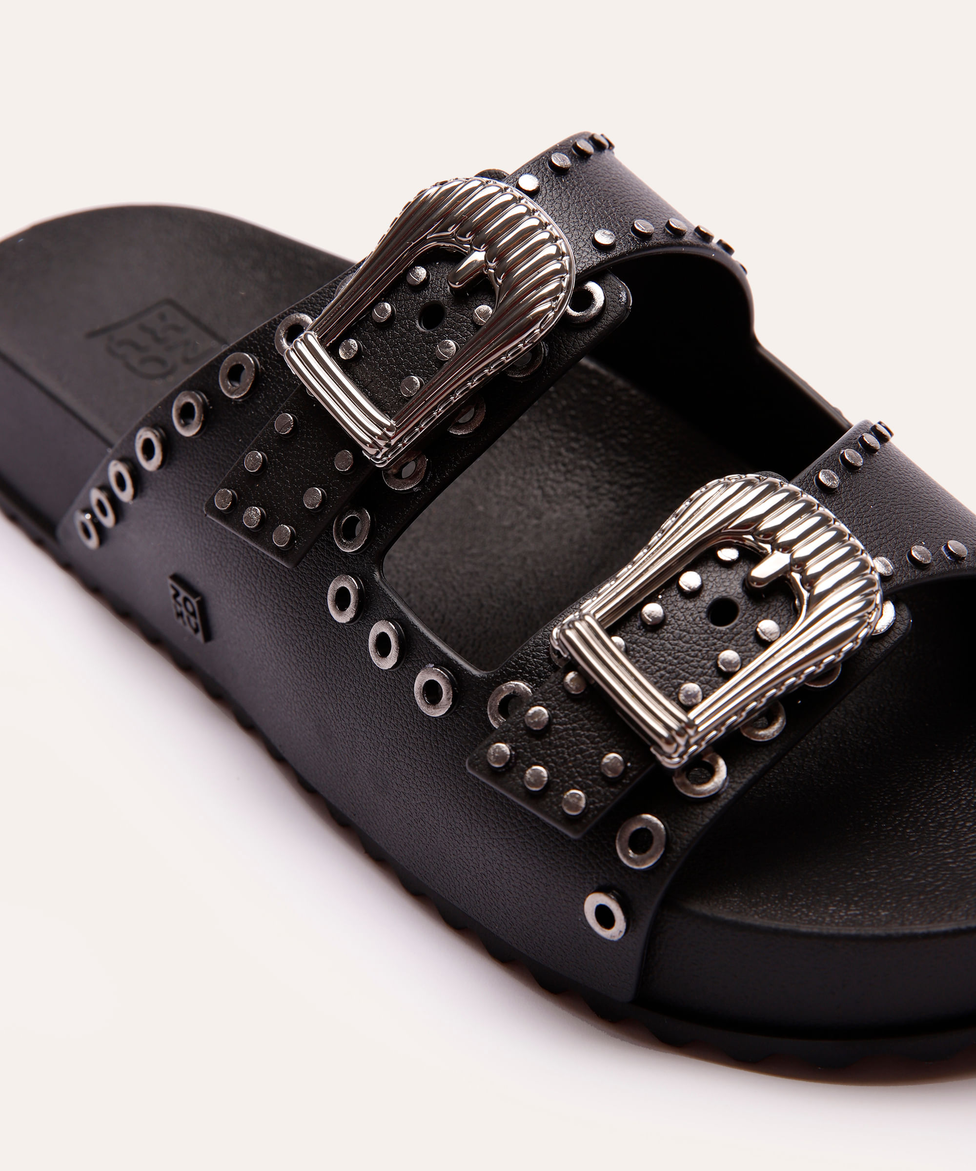 papete feminina com tachas zaxy preta