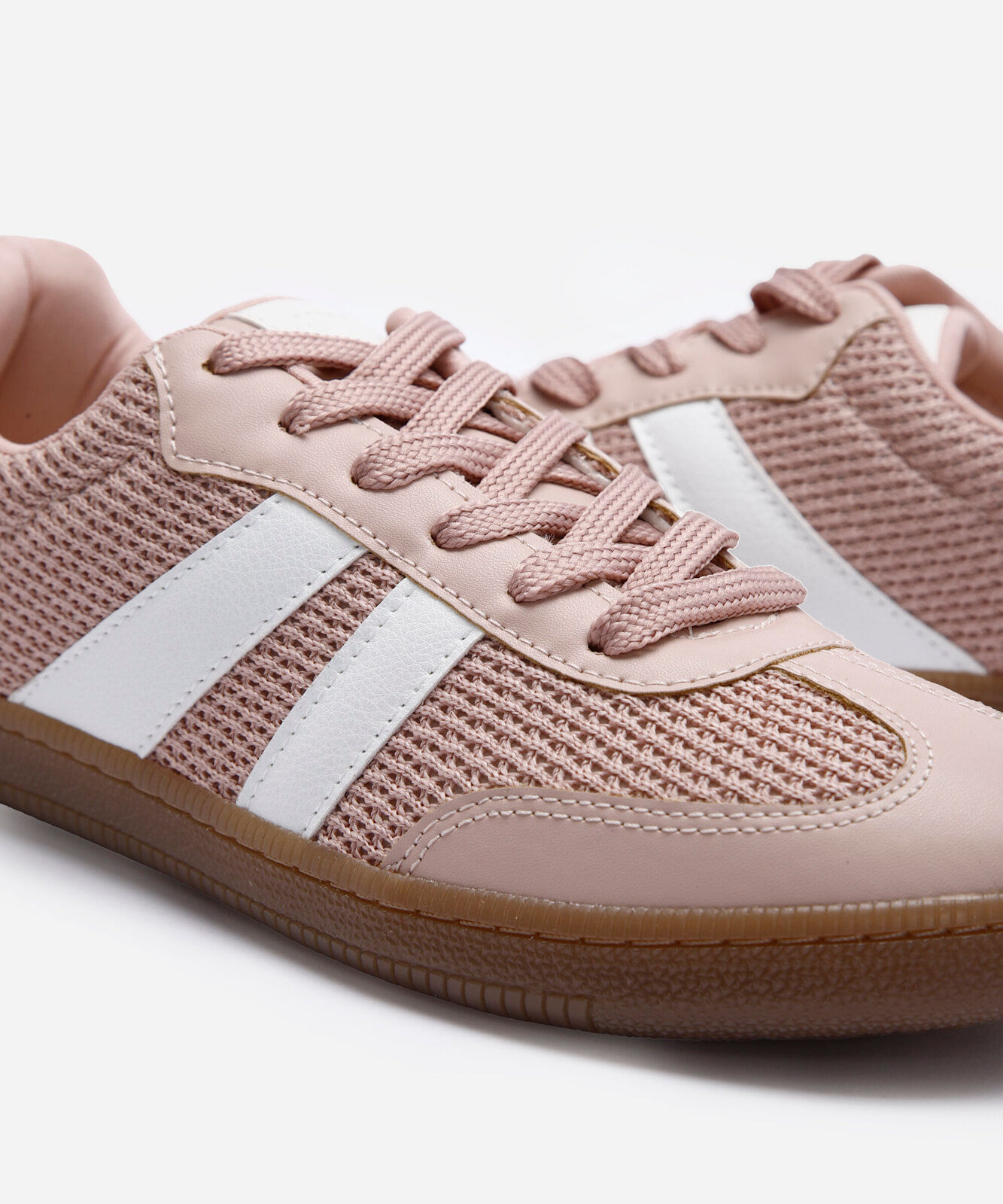tênis casual com recortes texturizado rosa