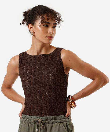 regata feminina decote canoa texturizada marrom