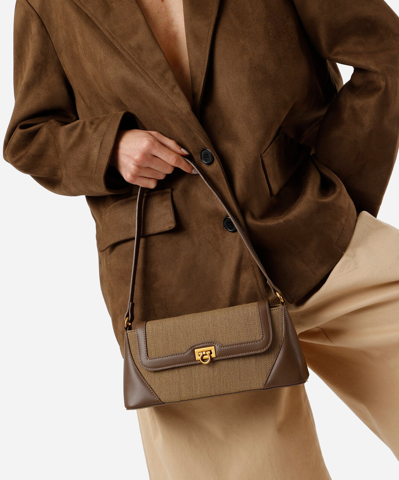bolsa baguete com recortes marrom