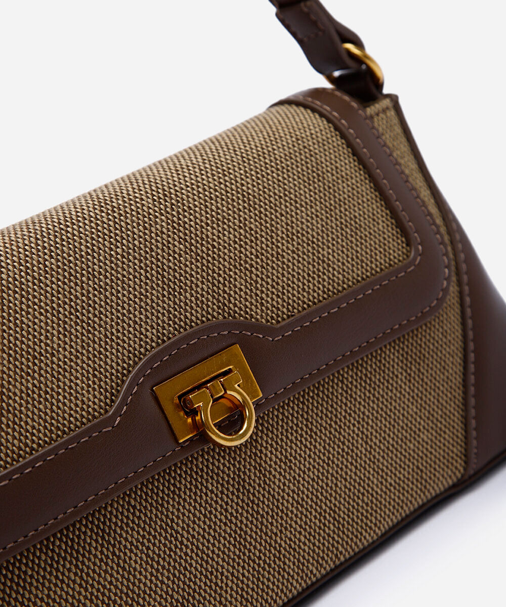 bolsa baguete com recortes marrom