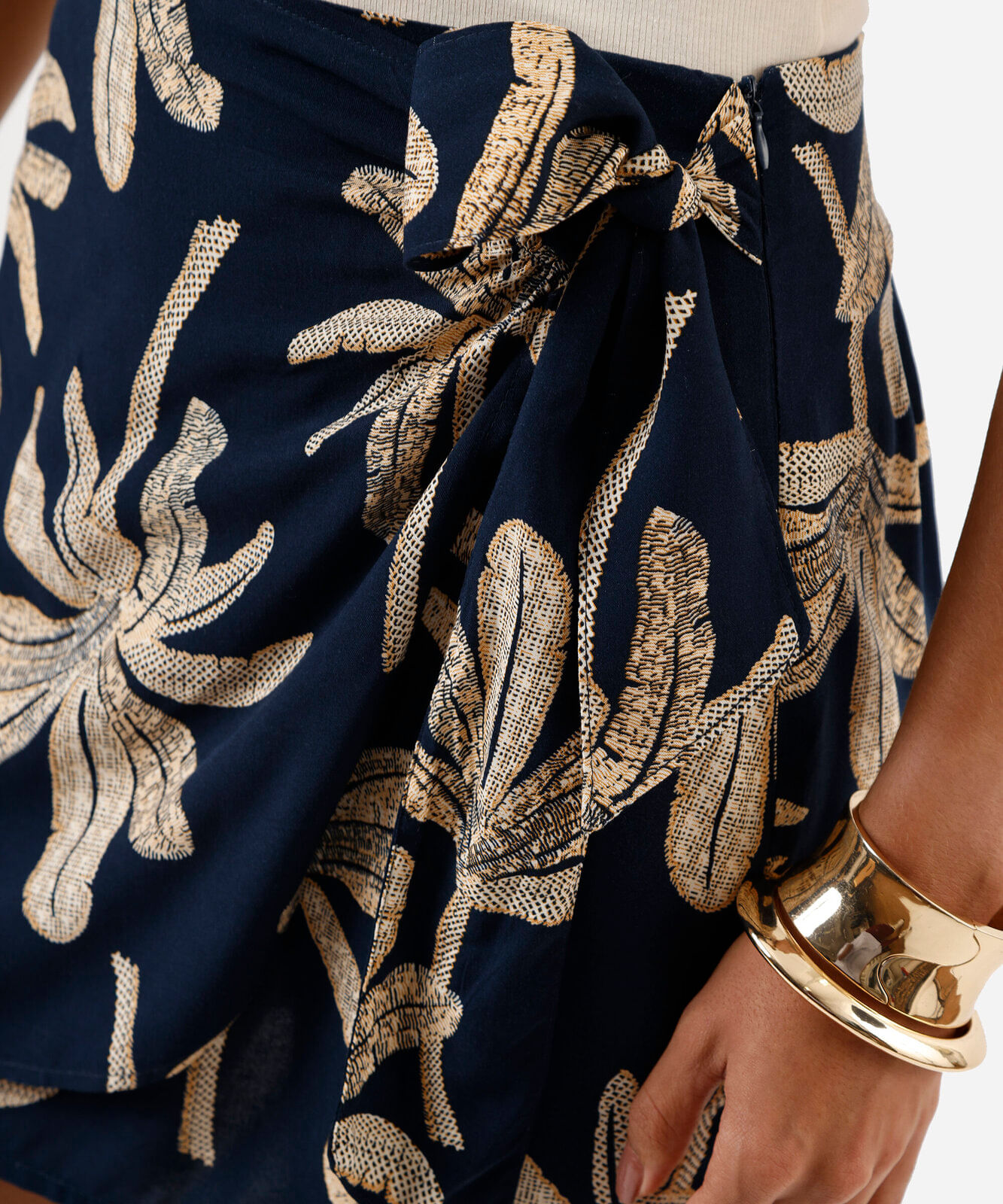 saia pareô curta feminina de viscose com amarração folhagens azul