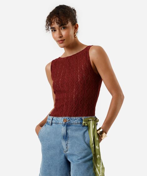 regata feminina decote canoa texturizada vinho