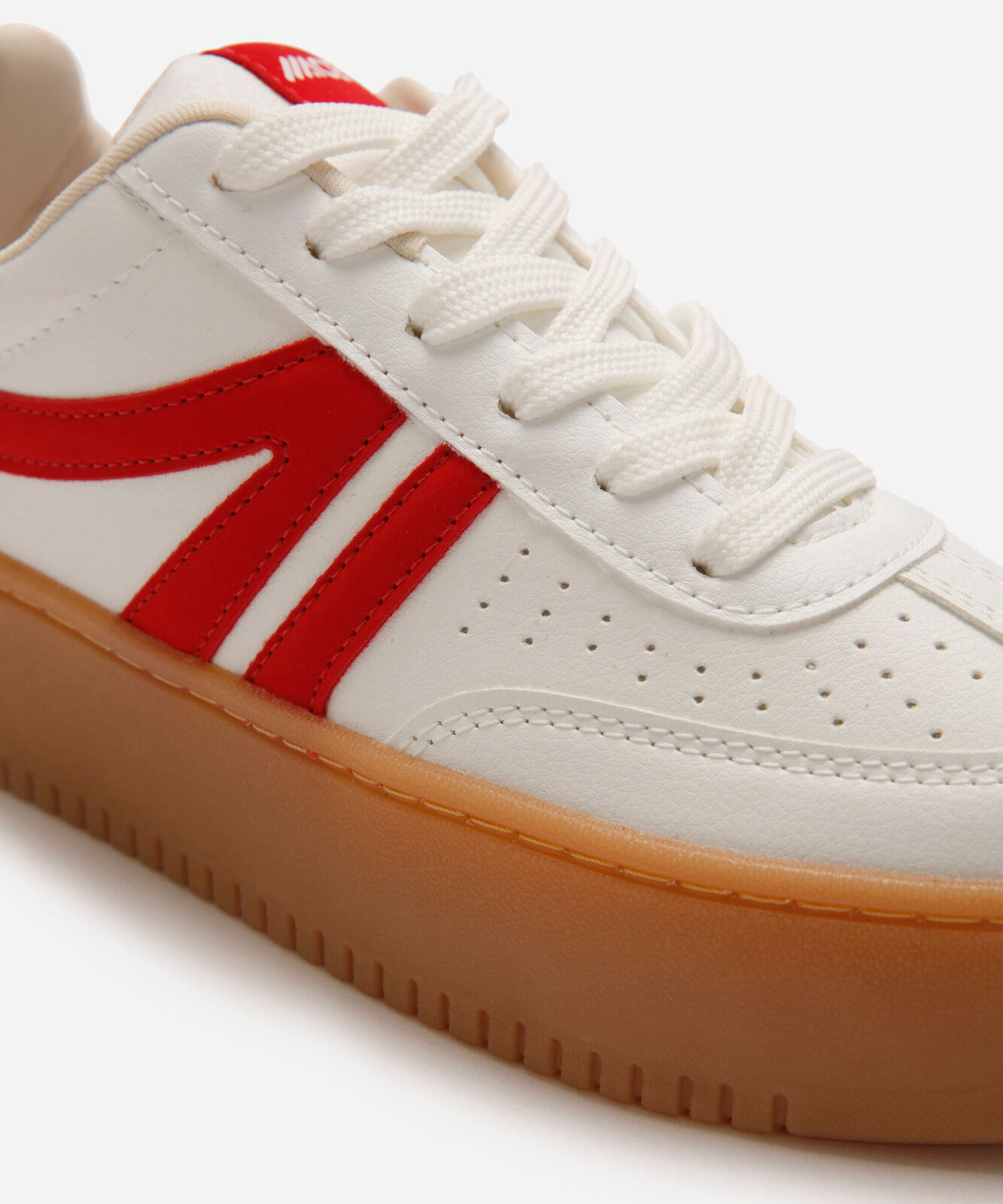 tênis plataforma casual com recortes branco