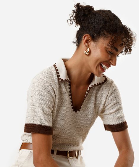 polo feminina de tricot com bordado bege