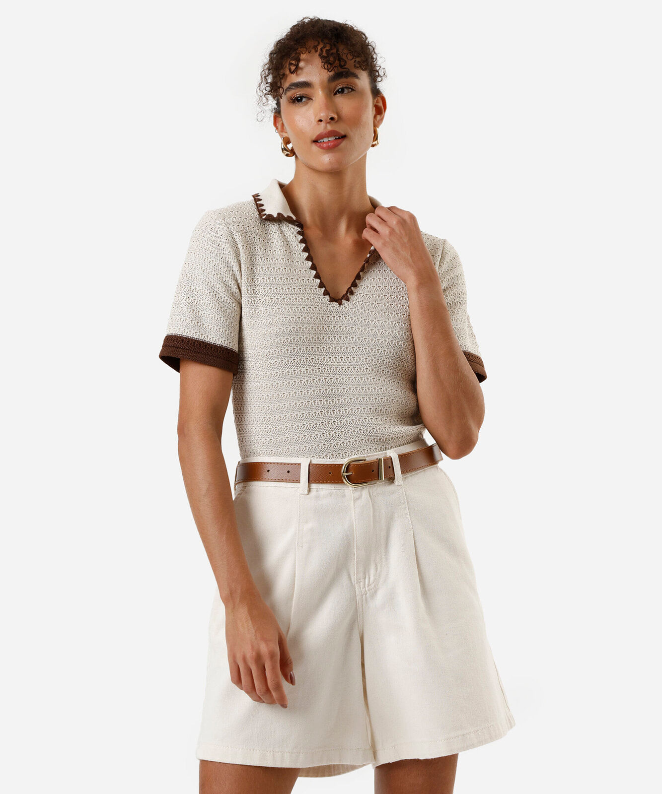 polo feminina de tricot com bordado bege