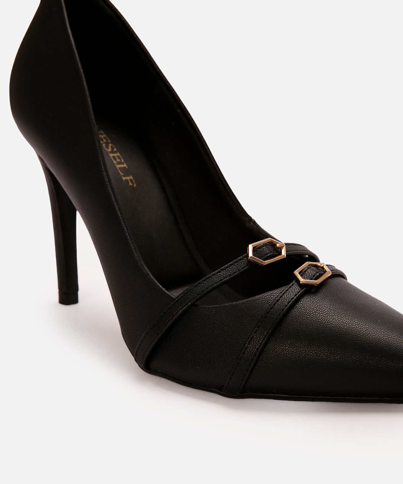 scarpin bico fino com fivelas oneself preto