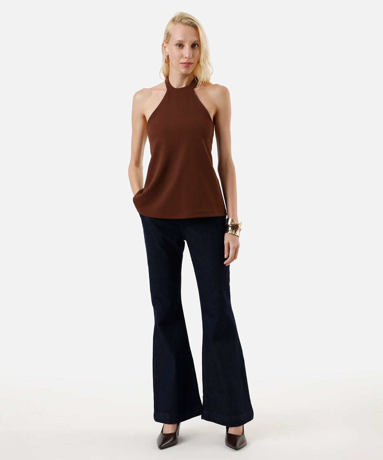 blusa frente única feminina com fivela texturizada marrom