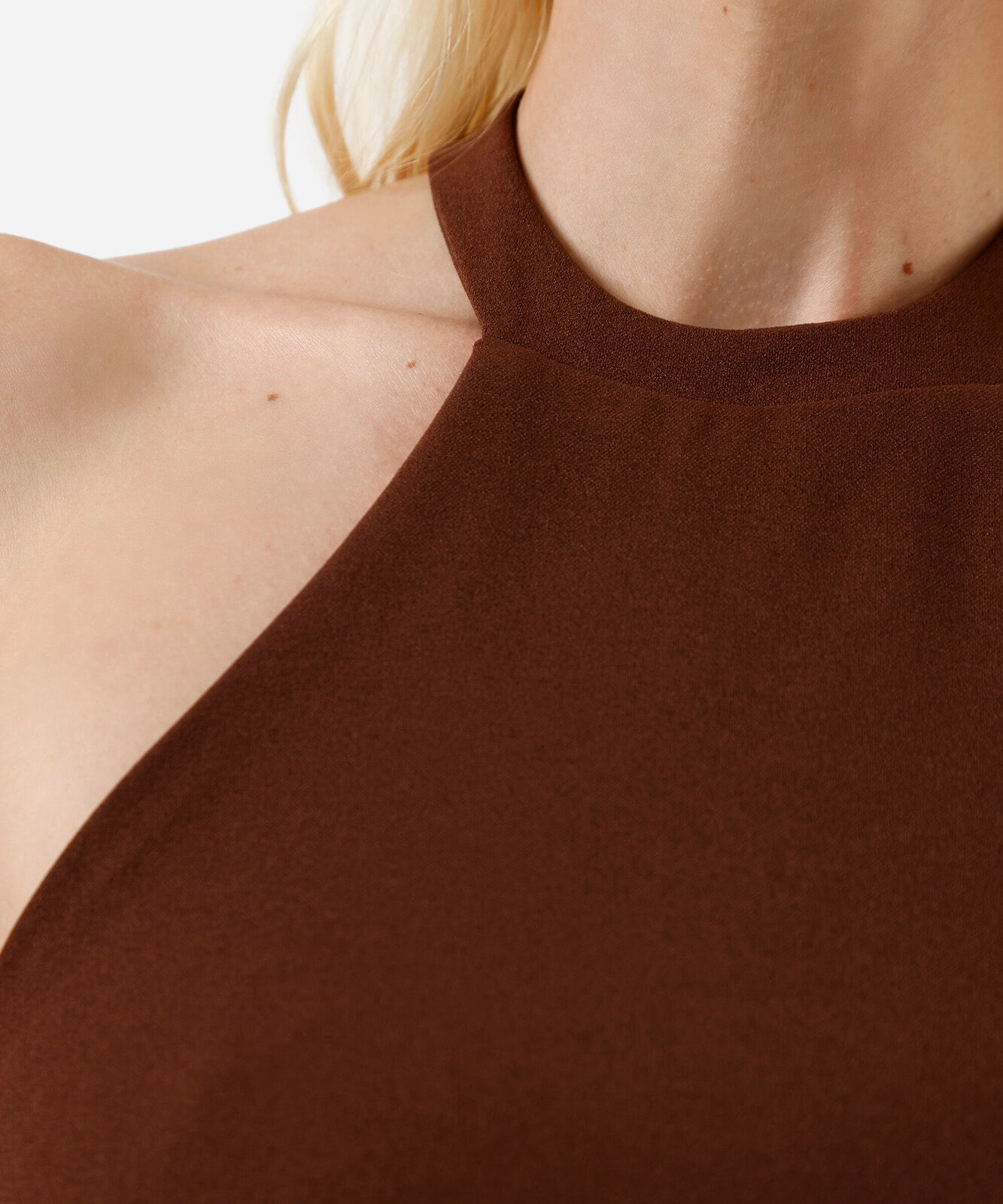 blusa frente única feminina com fivela texturizada marrom