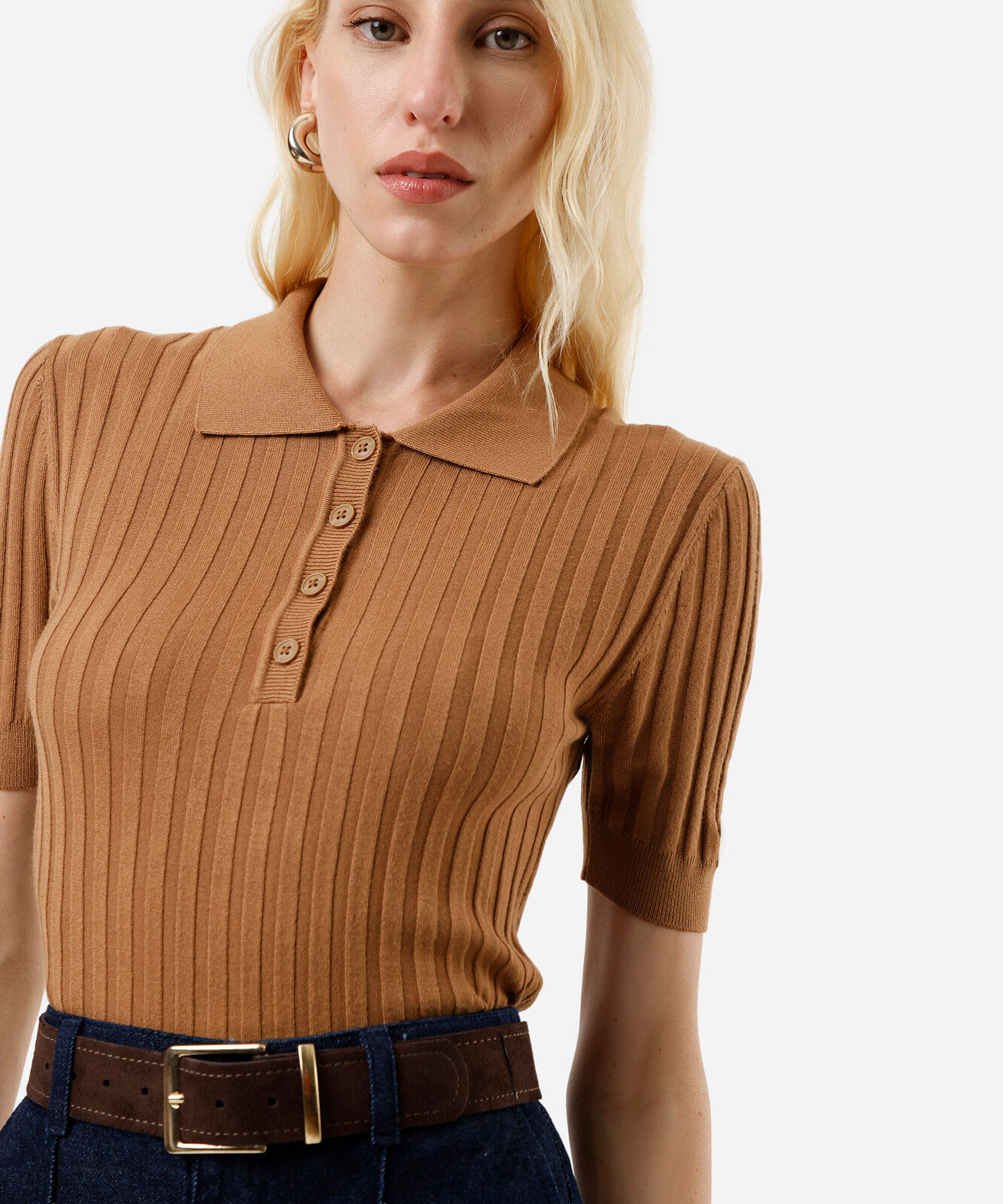 polo feminina de tricot canelada marrom