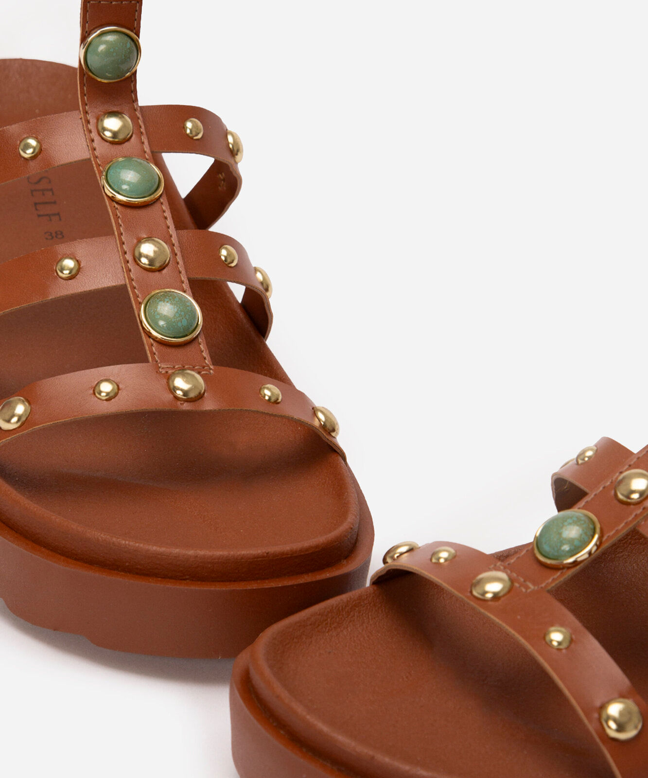 sandália flatform com tachas e pedras marrom