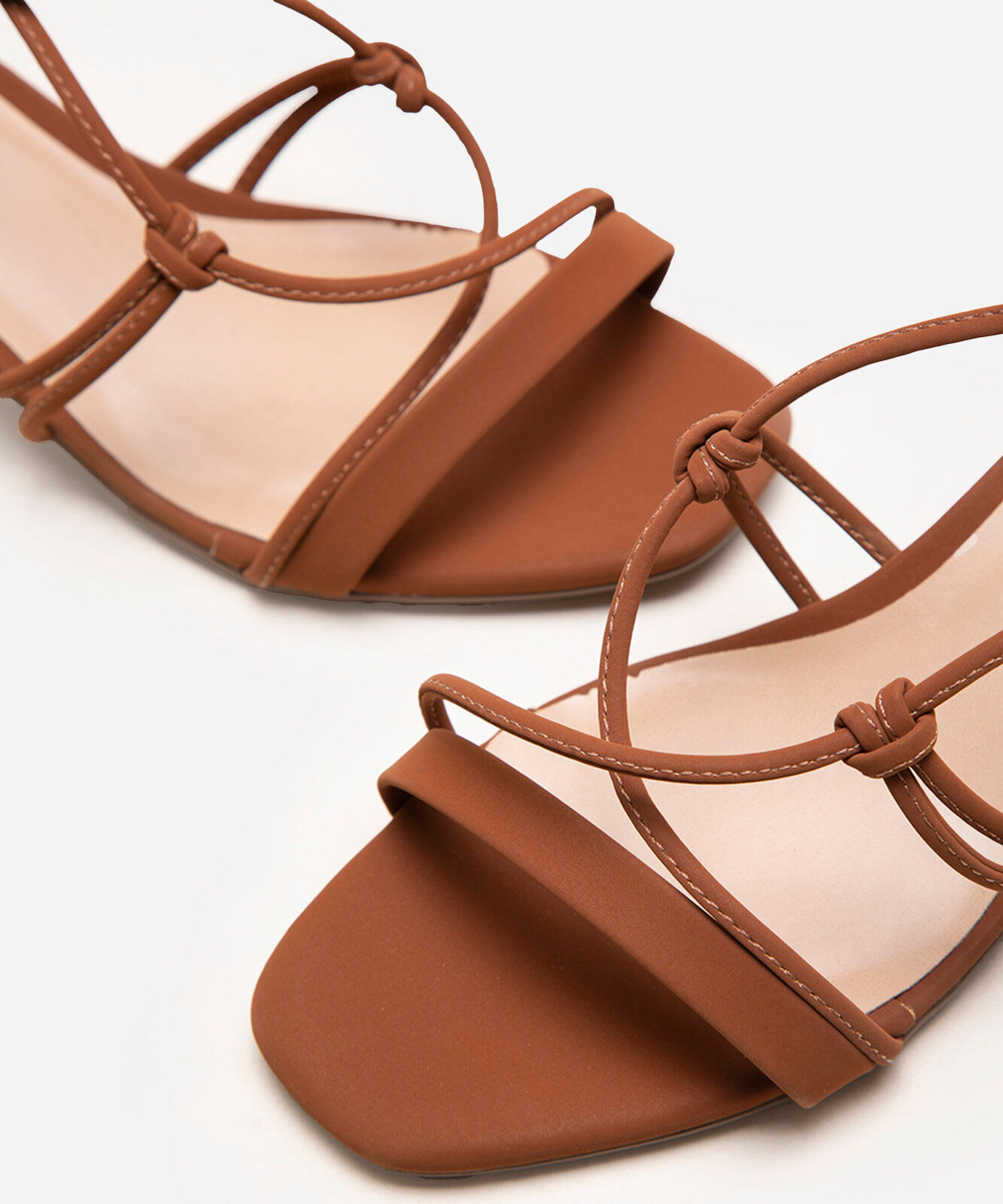 sandália salto bloco lace up via uno marrom