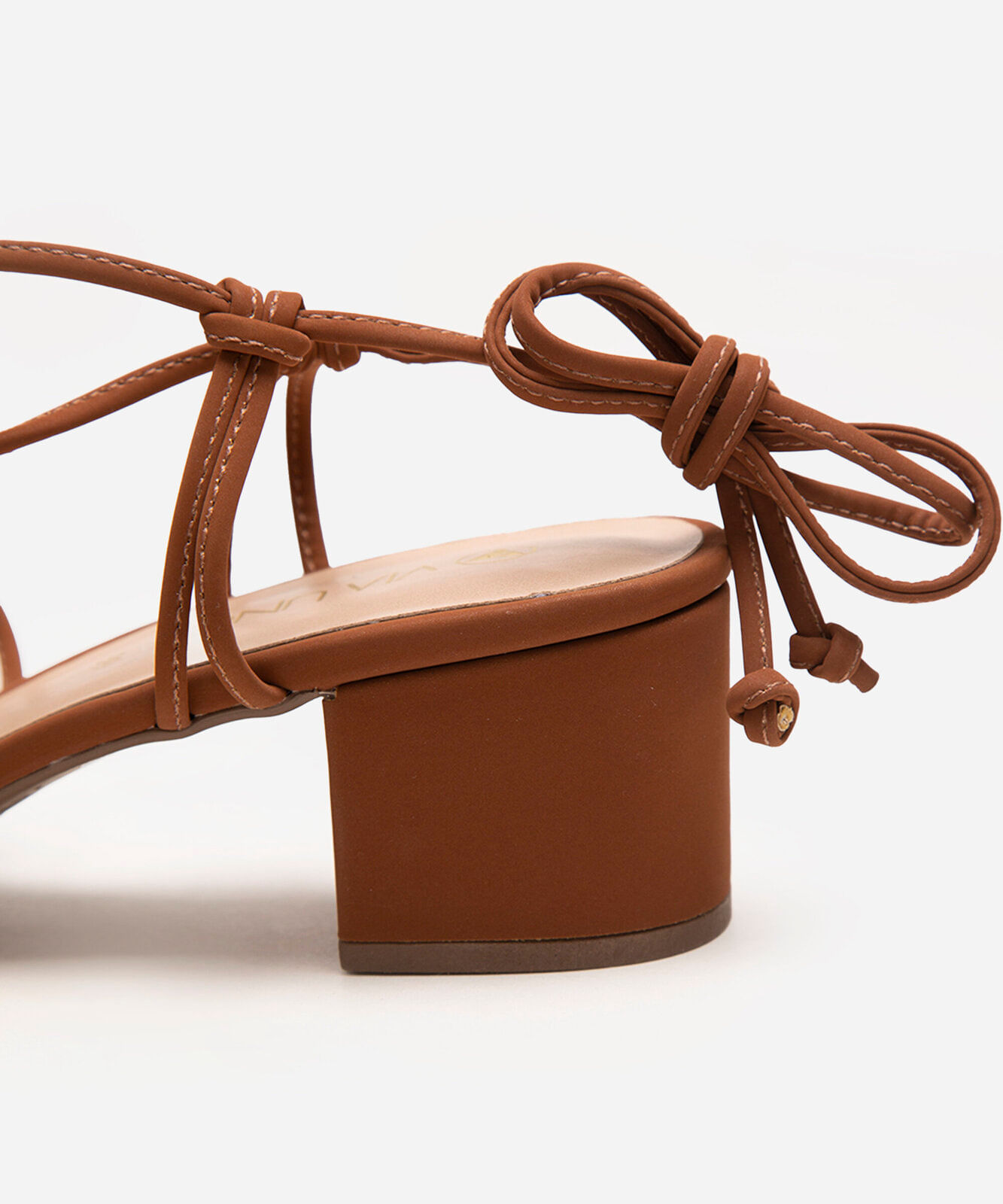 sandália salto bloco lace up via uno marrom