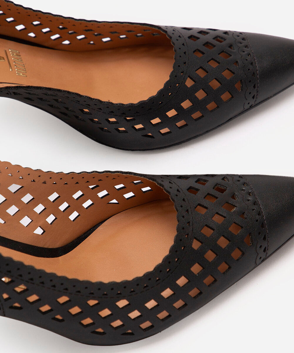scarpin com micro furos salto médio fino vizzano preto
