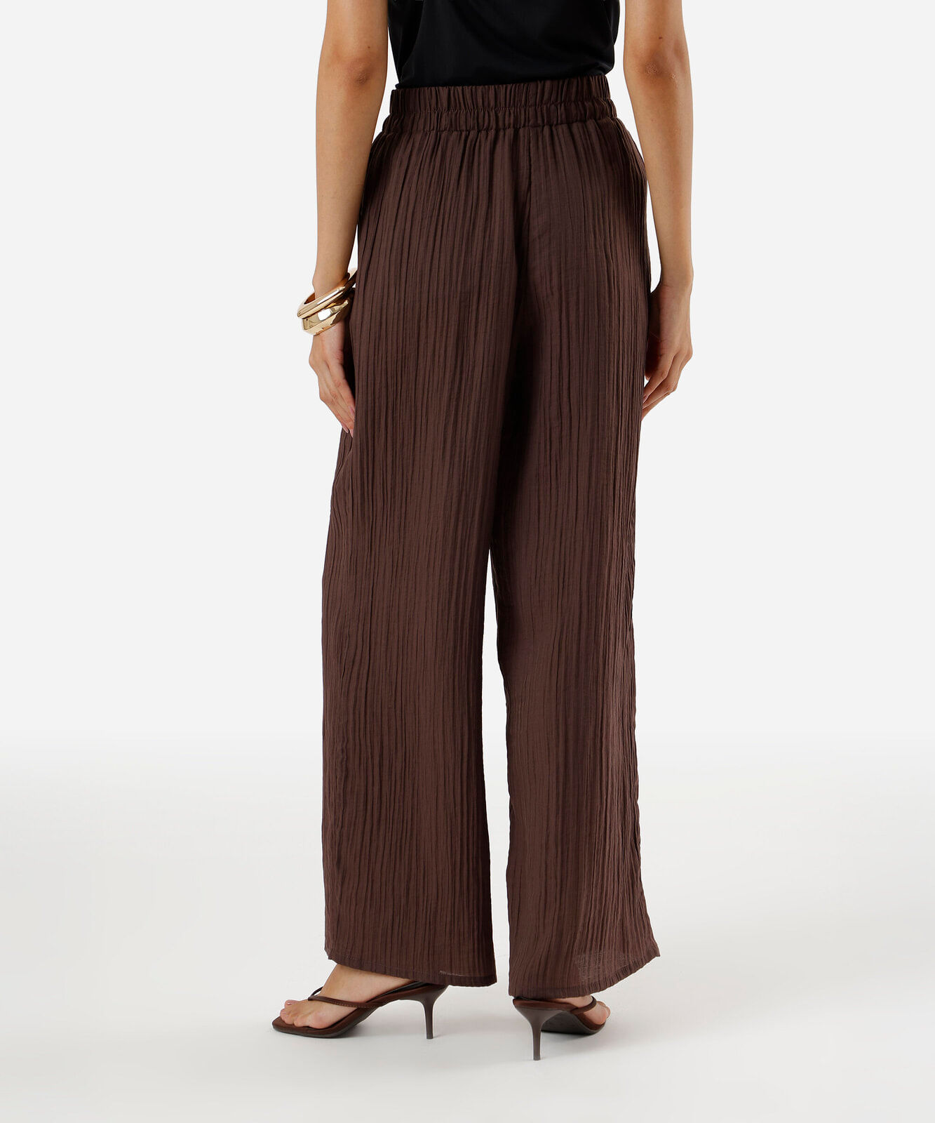 calça reta feminina com liocel texturizada marrom