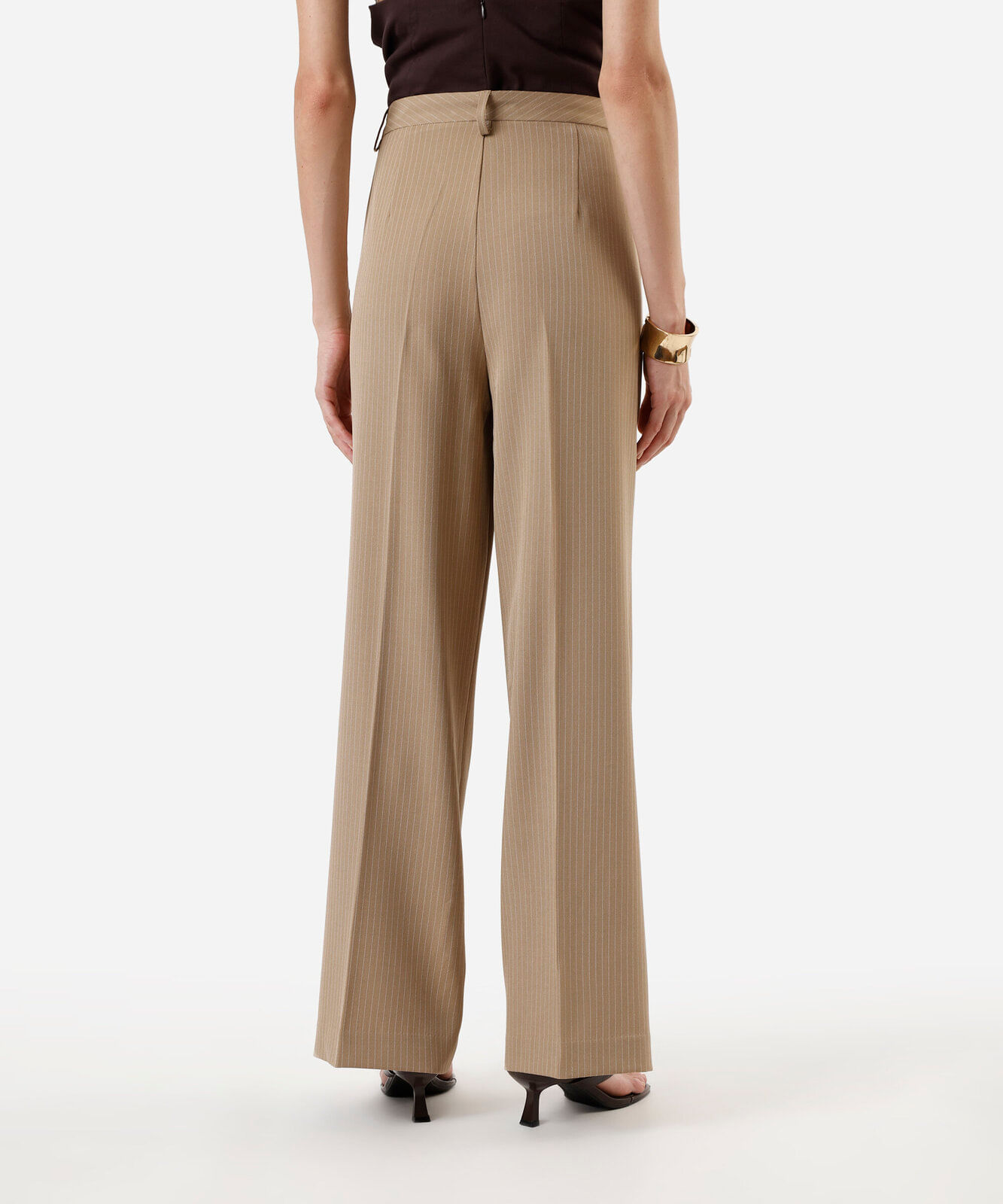 calça de alfaiataria feminina risca de giz bege