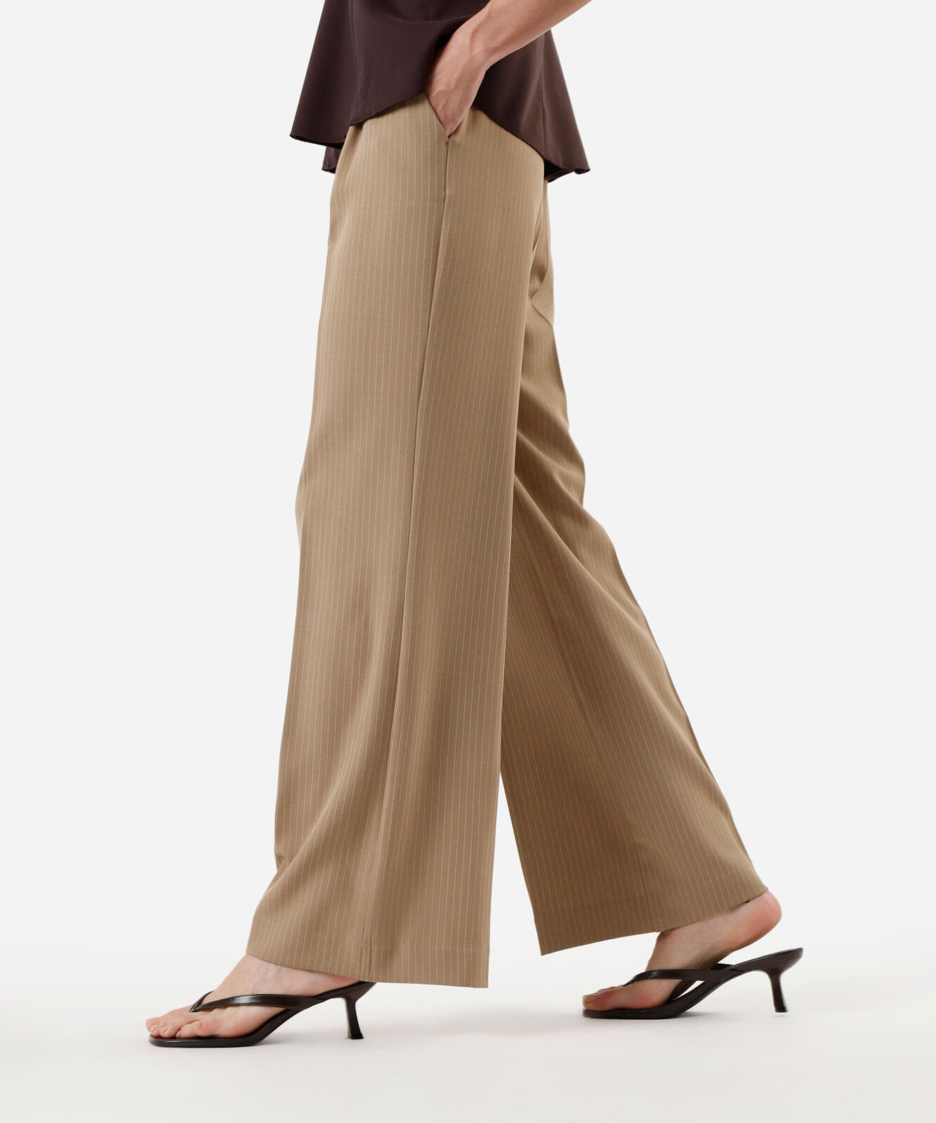 calça de alfaiataria feminina risca de giz bege