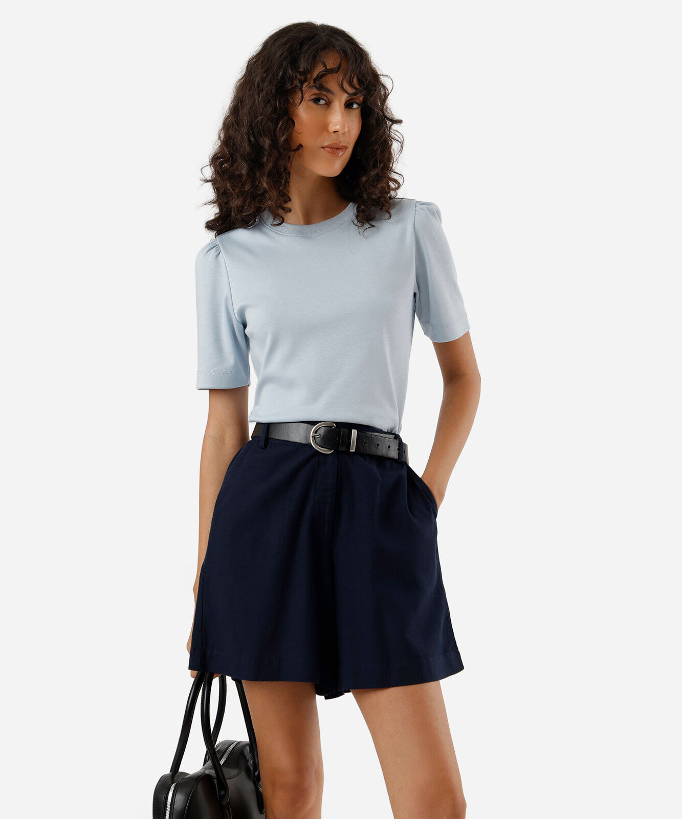 bermuda de alfaiataria feminina com linho azul