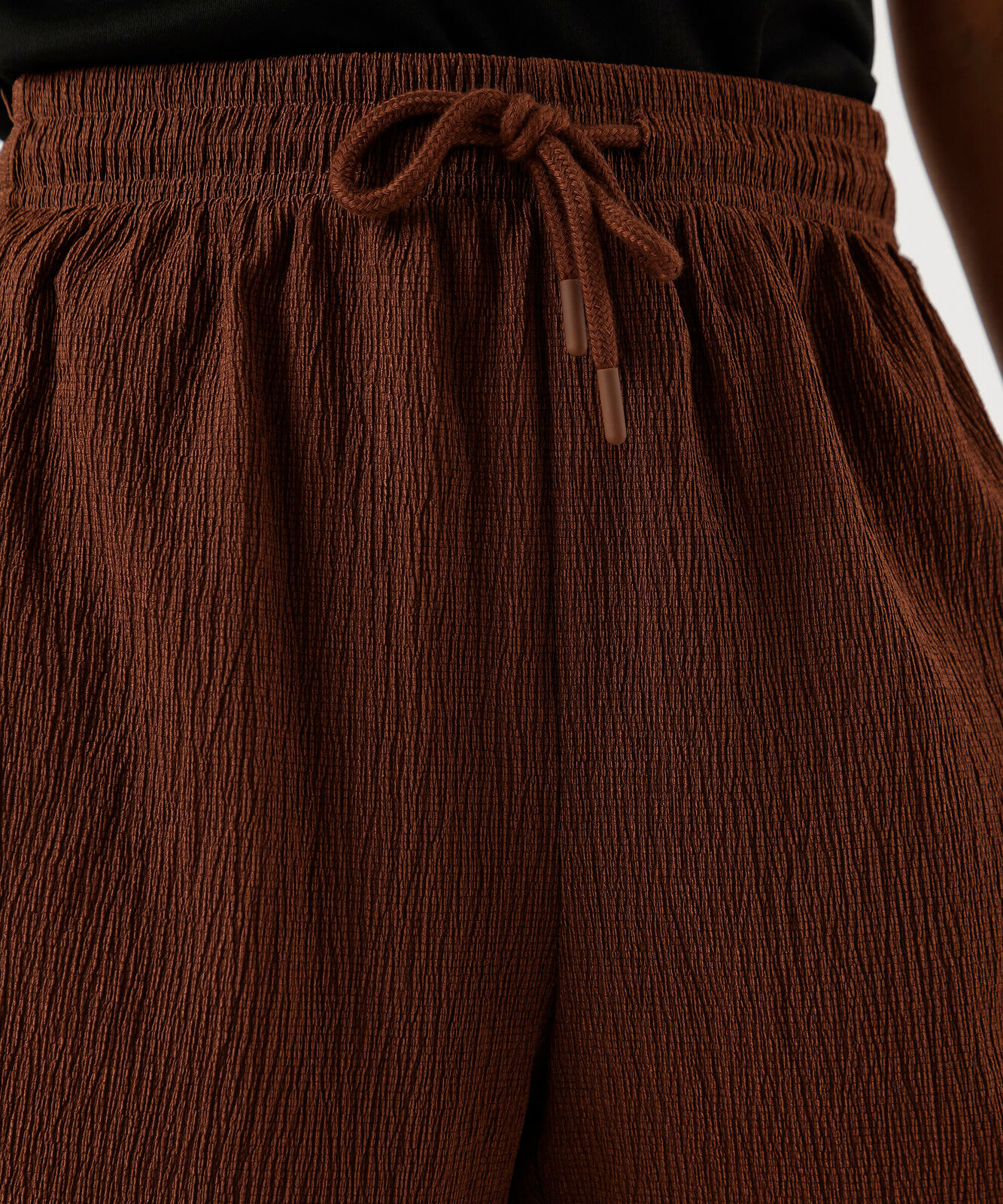short básico feminino texturizado cós elástico marrom