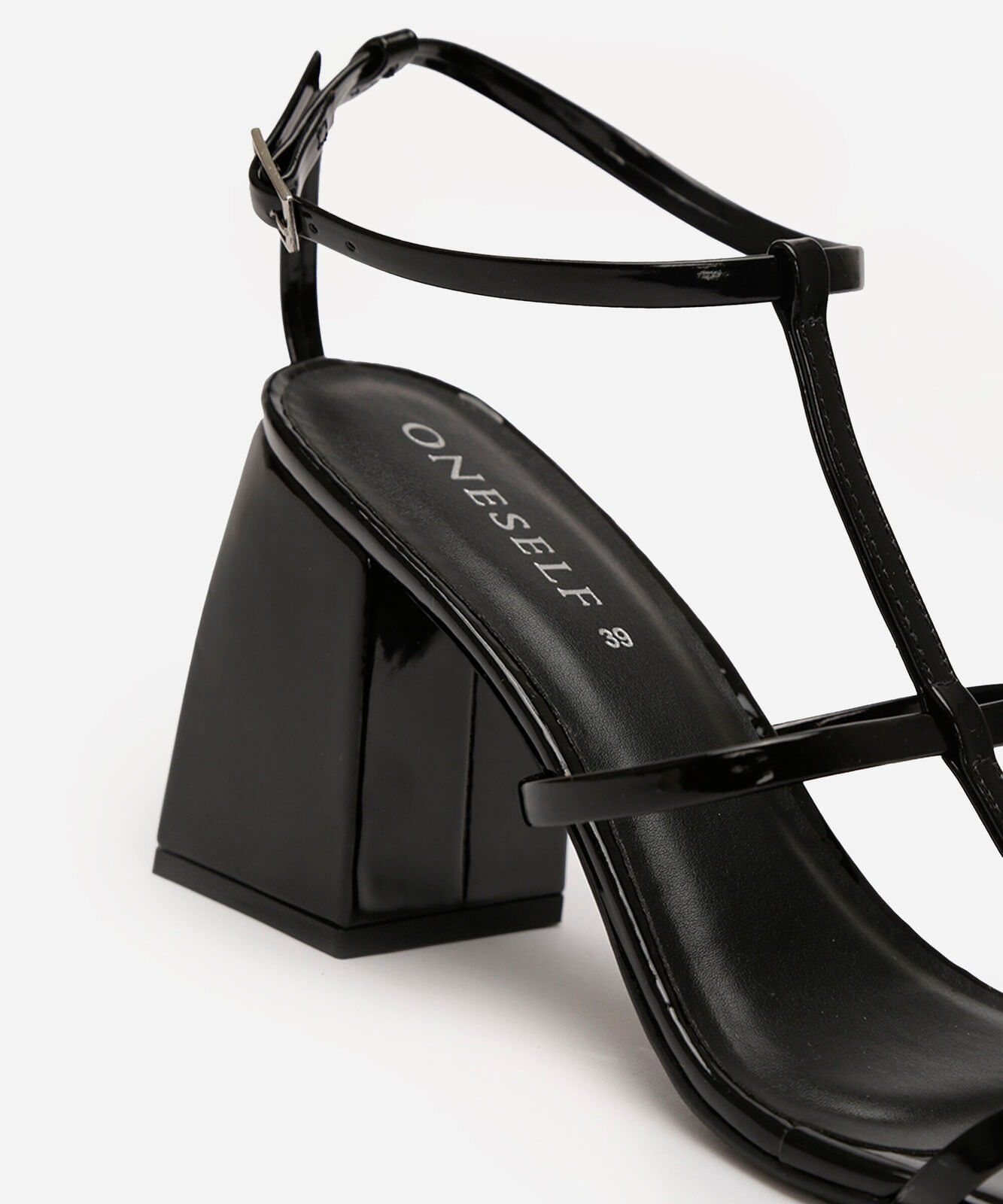 sandália tira fina salto médio vernizada oneself